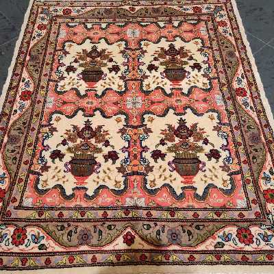 فرش دستباف یک و نیم متری طرح گلدانی مدل AA110