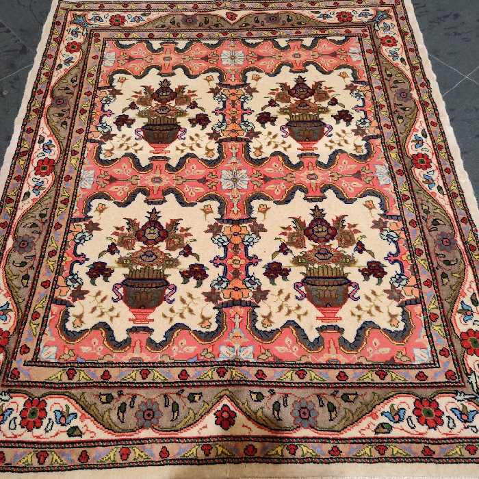 فرش دستباف یک و نیم متری طرح گلدانی مدل AA110