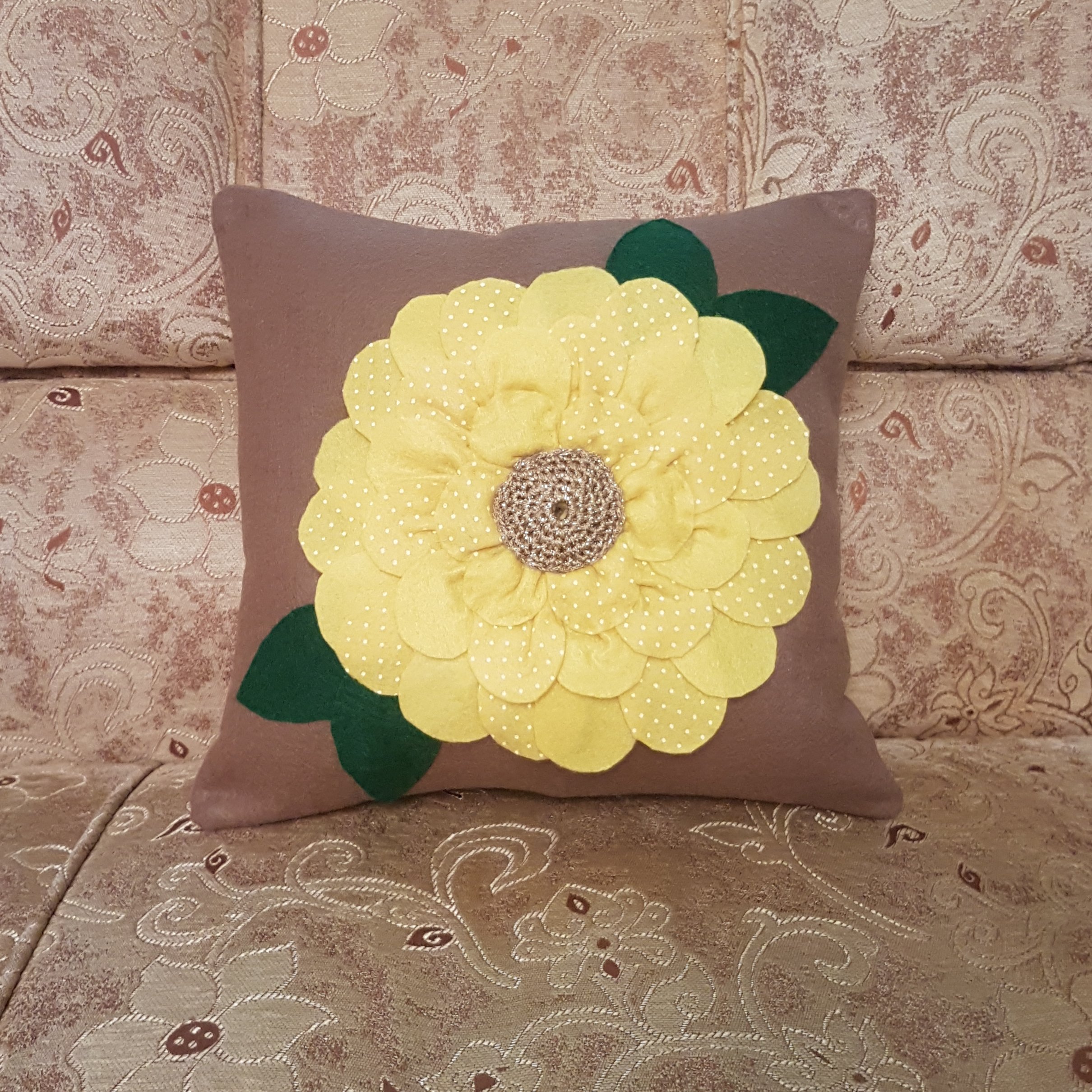 کوسن رومبلی طرح گل و برگ  زیبابخش مبلمان و سرویس اتاق خواب