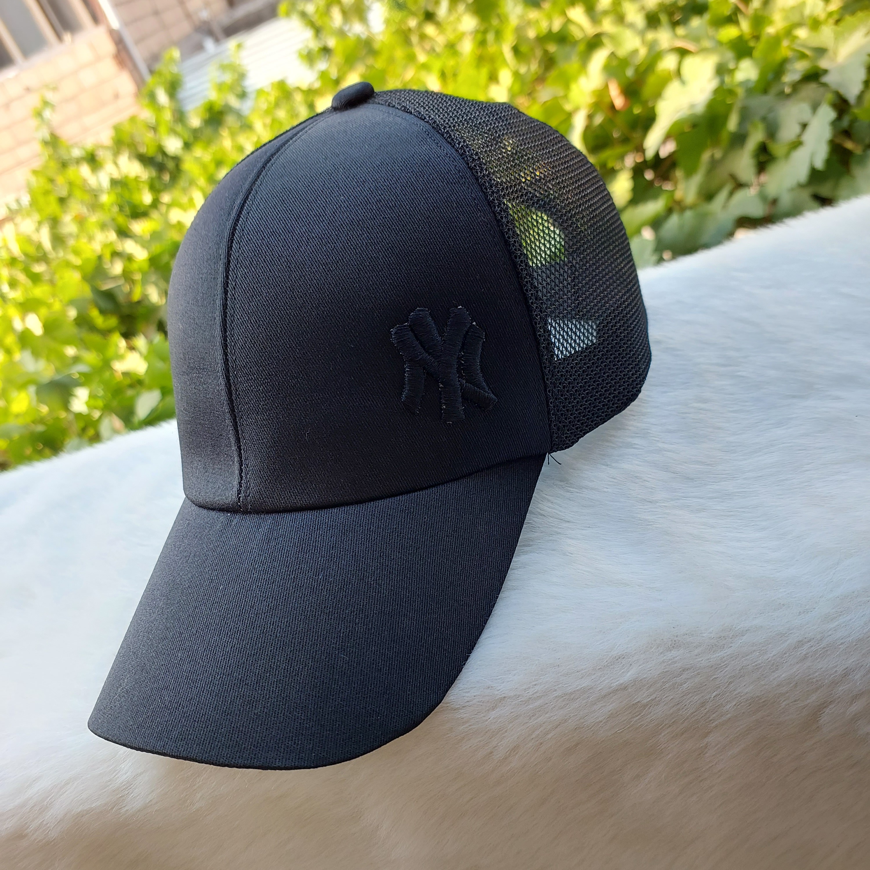 کلاه  اسپرت گلدوزی شده پشت تور  مناسب برای خانم ها و آقایان 