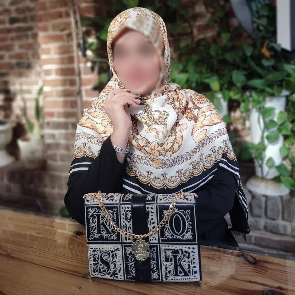 روسری نخی پاییزه رنگ صدفی-طلایی-مشکی