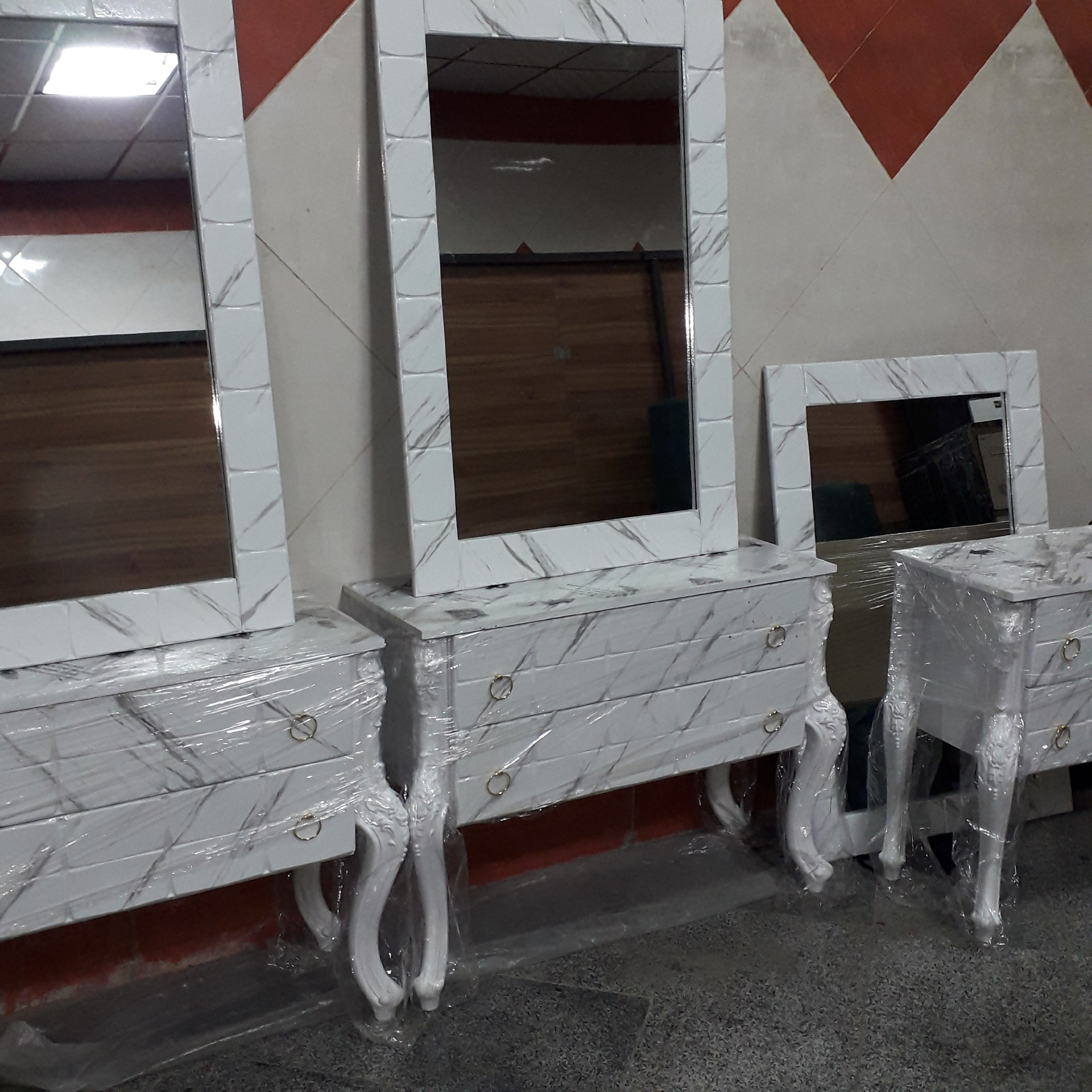 دکور آرایشگاهی دوکشو به همراه آینه وکیوم هزینه ارسال به صورت پس کرایه به عهده مشتری میباشد