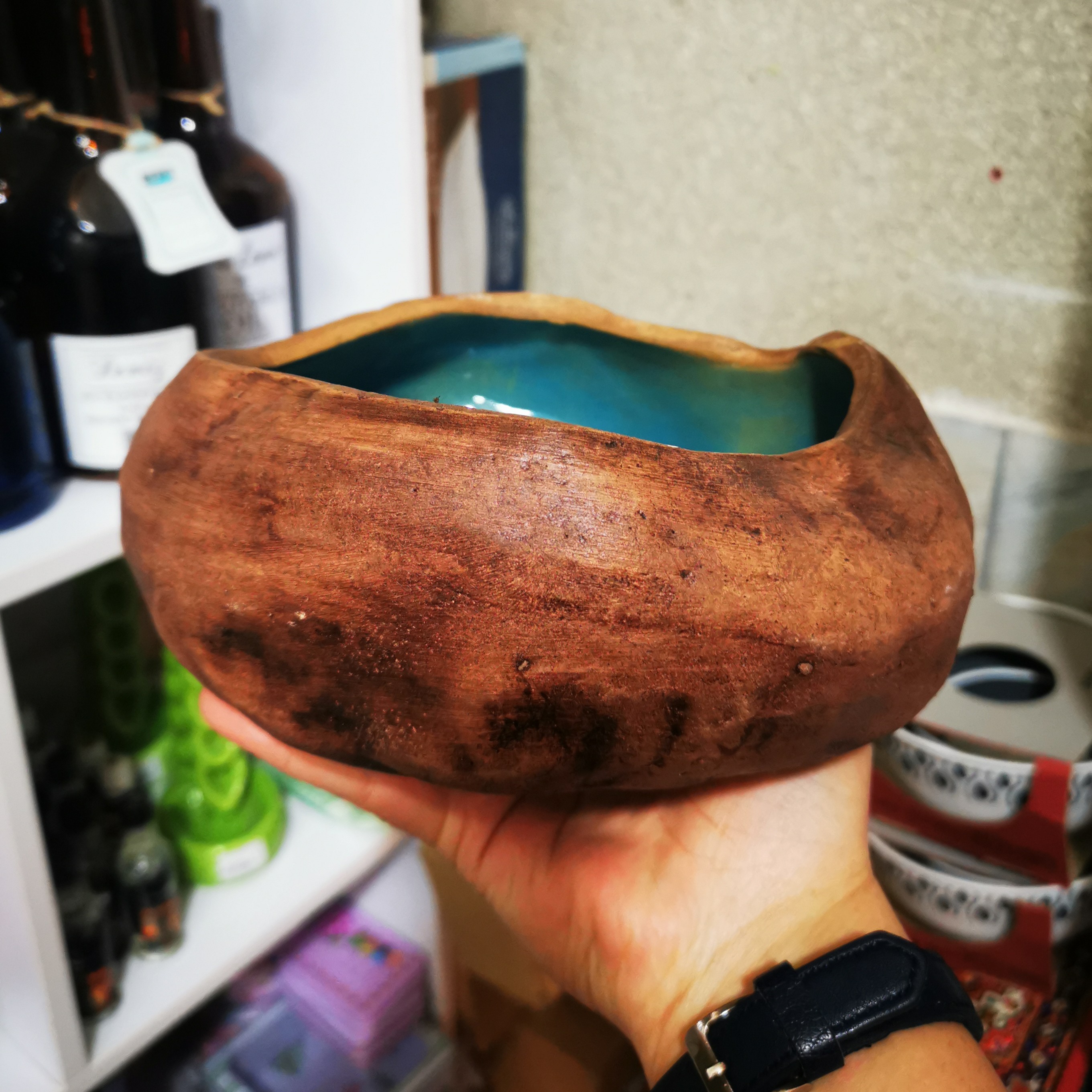 کاسه دست ساز دفرمه سفال لعاب دار طرح چوبی در رنگ بندی مختلف 
