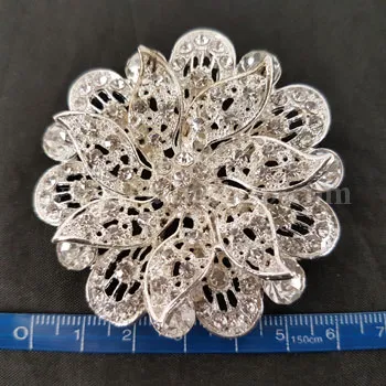 گل سینه نقره ای