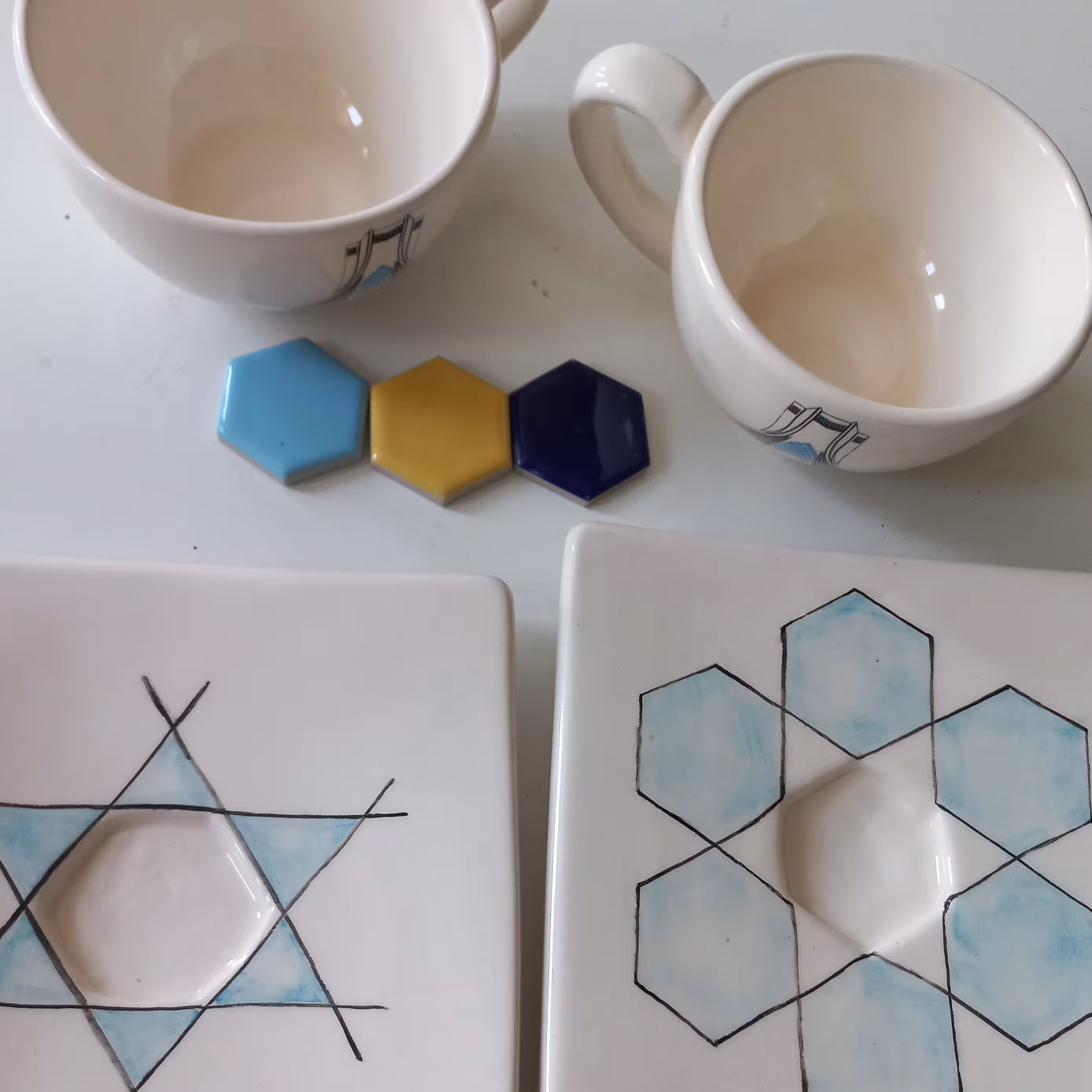 فنجان ونعلبکی دسته دار سرامیکی مدرن وسنتی طرح بنای ازادی وشمسه