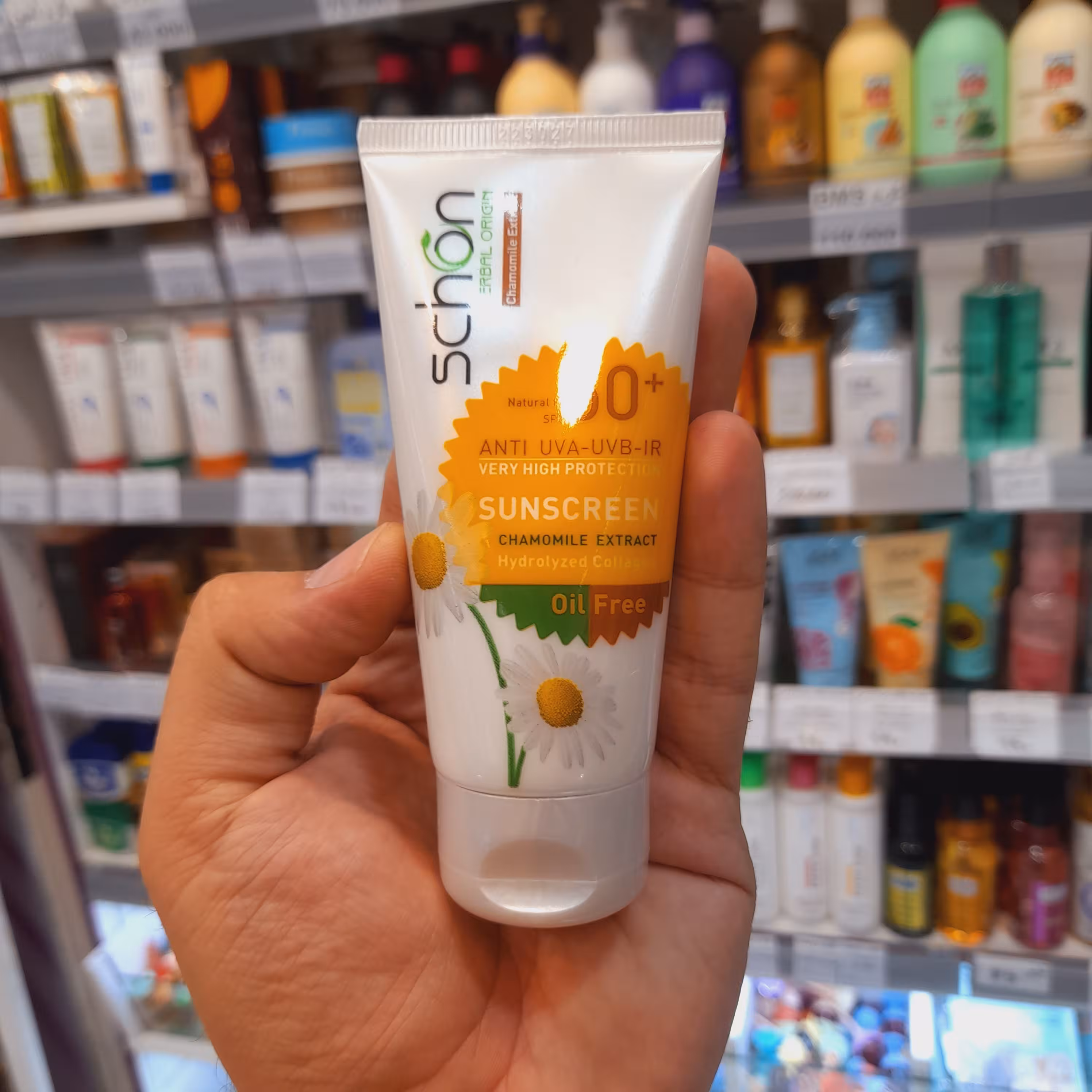 کرم ضدآفتاب شون رنگی طبیعی مناسب پوستهای چرب فاقد چربی Oil free حجم 50 میل و SPF 50