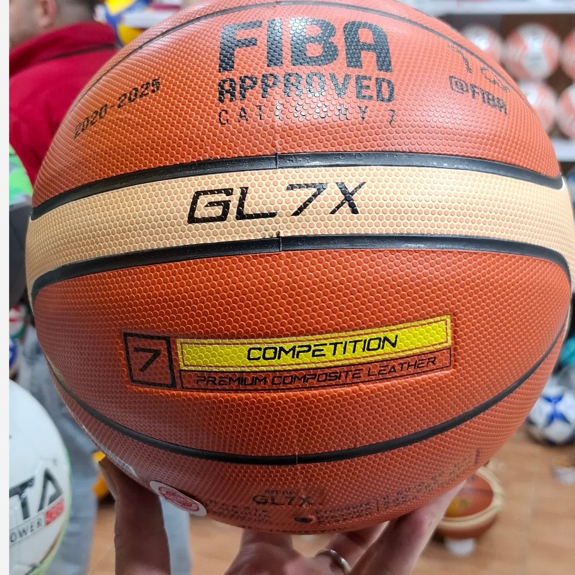 توپ بسکتبال چرمی سالنی سایز 7 با ضمانت وسوزنی وارسال رایگان در ارزانکده توپ کرمان 