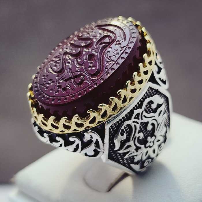 انگشتر نقره زیبا مردانه با نگین عقیق جگری با حکاکی اصل و معدنی با تاج طلایی رنگ ثابت 