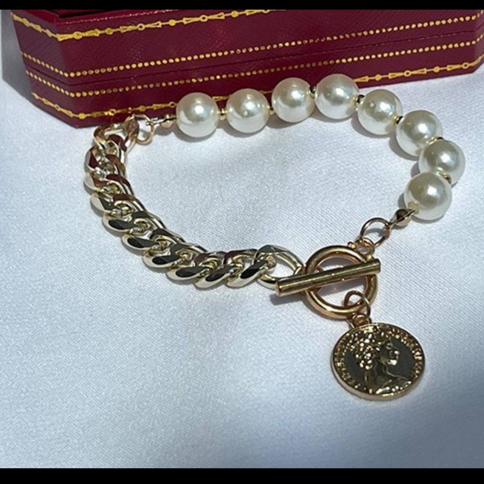 دستبند استیل کارتیر تراش با مروارید سنگی و آویز سکه الیزابت