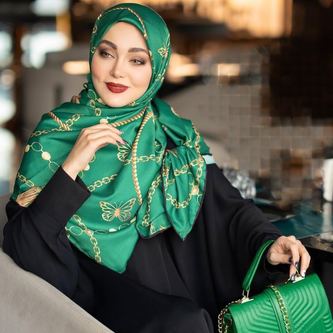 روسری قواره بزرگ طرح زنجیر و پروانه
