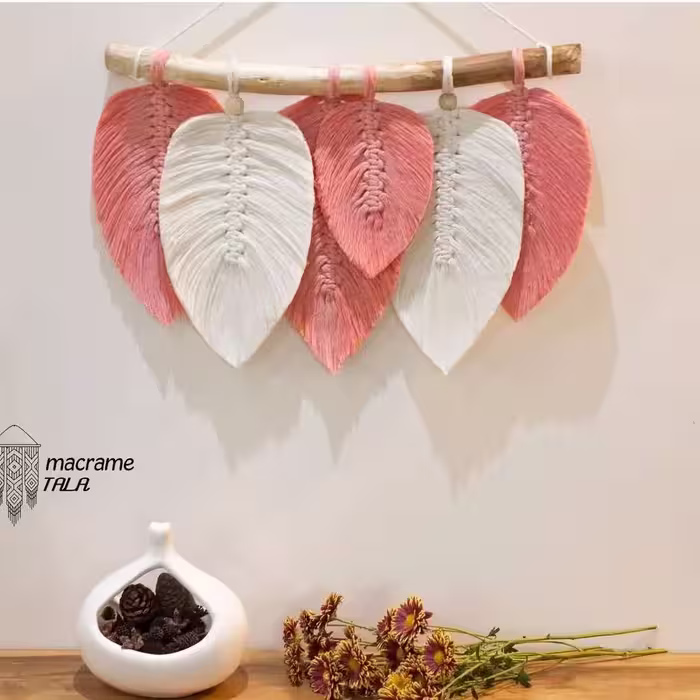 دیوارکوب پر مکرومه بافی صورتی