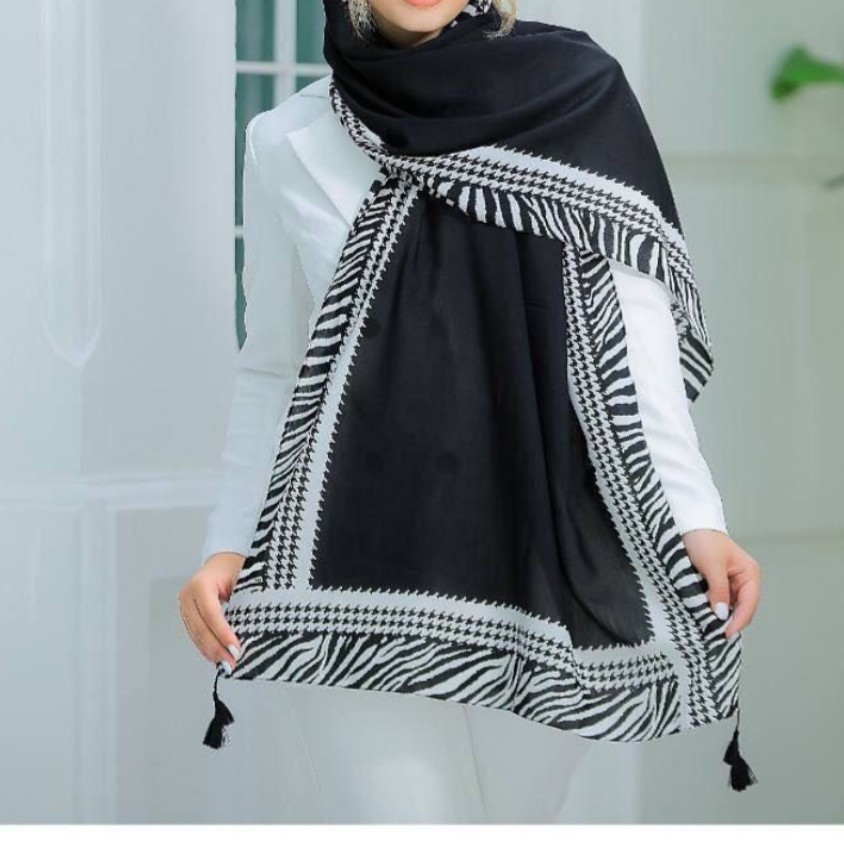 شال مشکی حاشیه زبرا نخی جاپ خیس دور دوخت منگوله دار طرح و جنس پارچه عالی قواره 2 متری