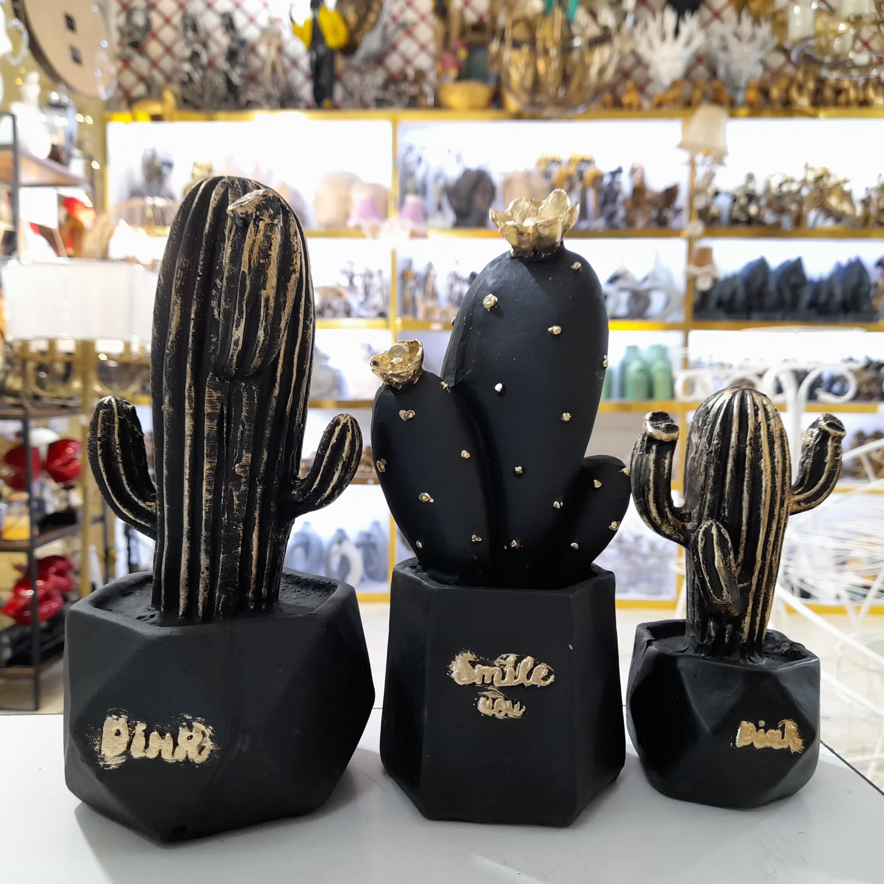 مجسمه طرح کاکتوس سه تیکه، کاکتوس پلی استری مشکی ، مجسمه کاکتوس سه تایی کیفیت عالی