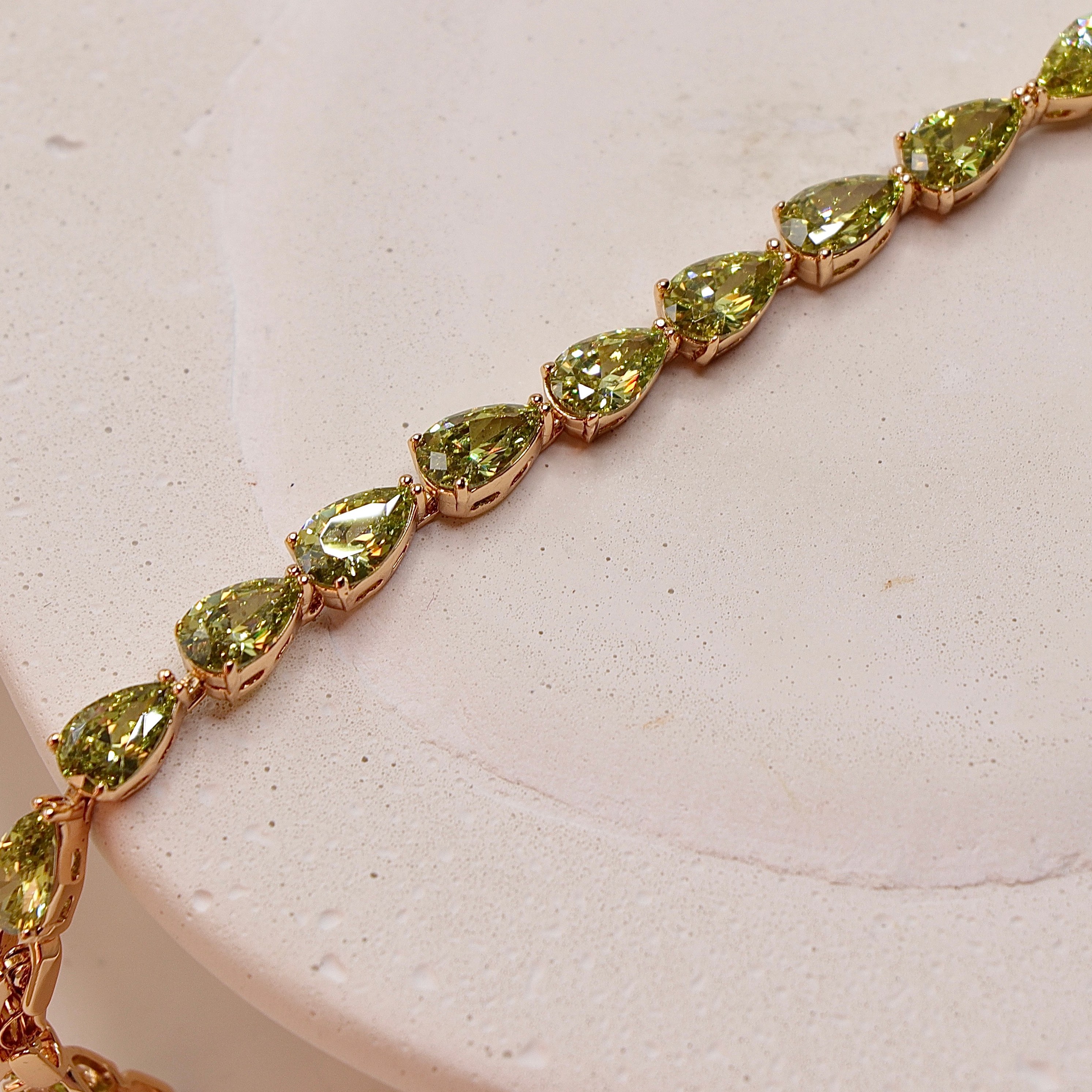 دستبند XP طرح اشک با نگین سبز کیفیت عالی 2984