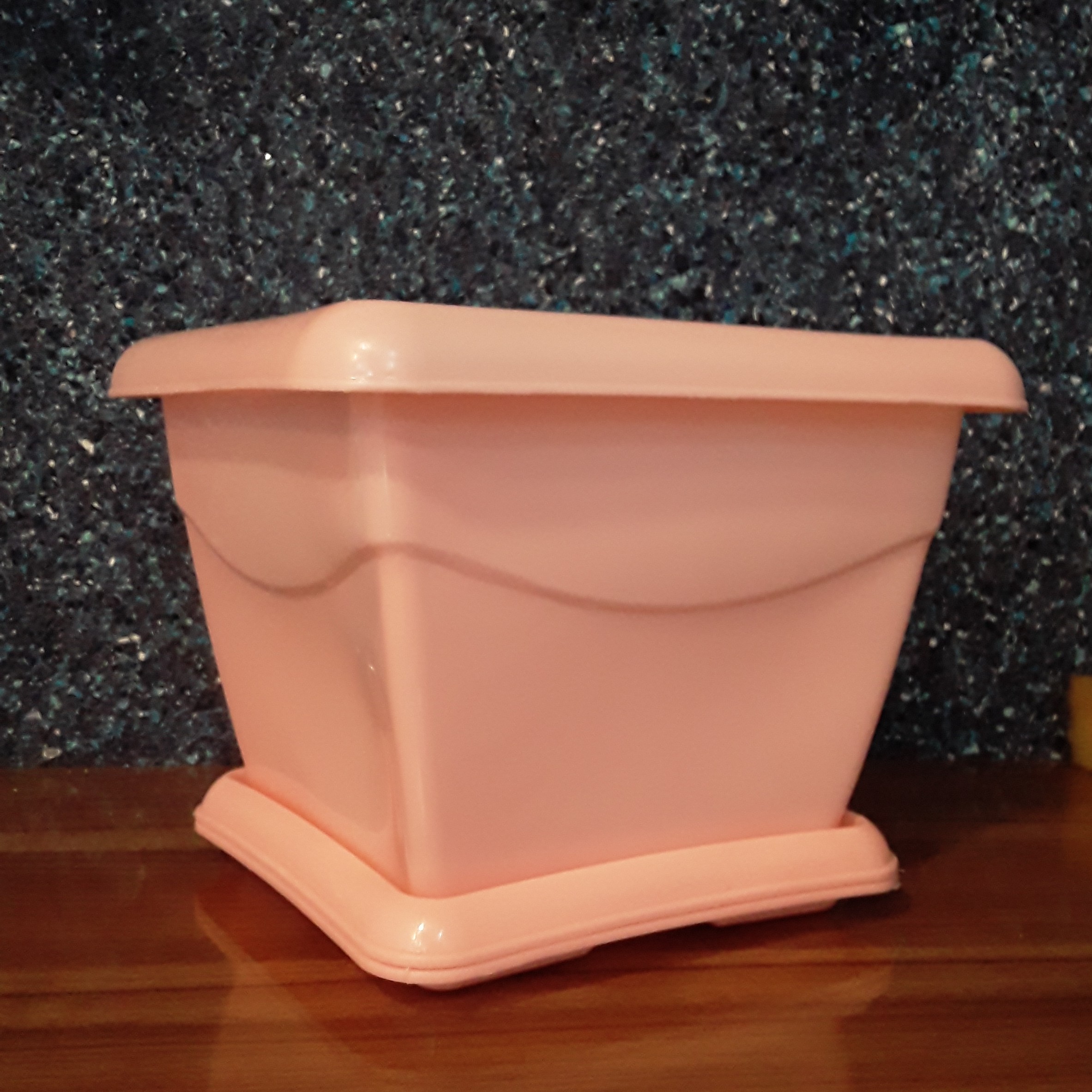 گلدان پلاستیکی مربع 20 در 20 ارتفاع 15 سانتیمتر