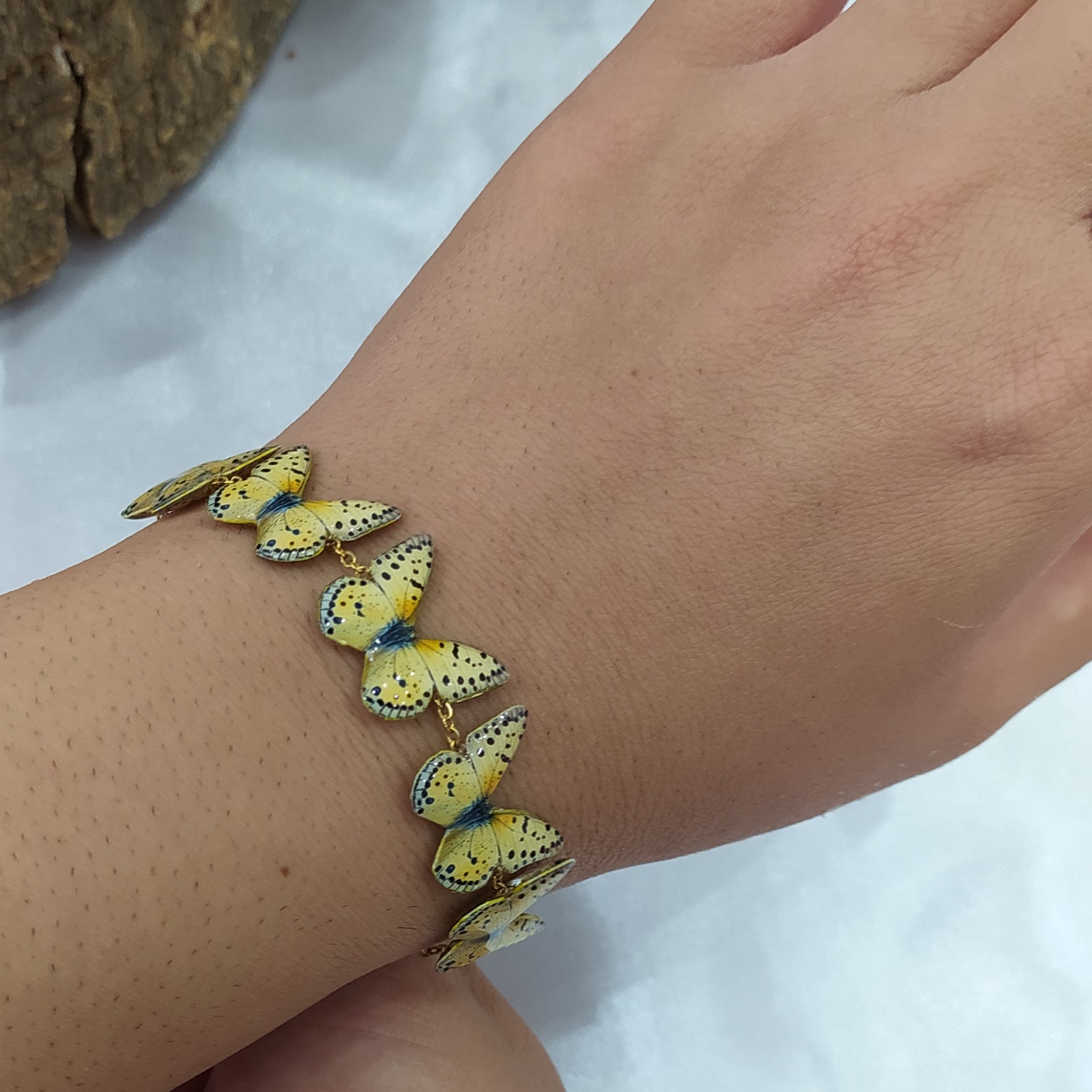دستبند پنج پروانه رزینی لیمویی با اتصالات رنگ ثابت و ضد حساسیت