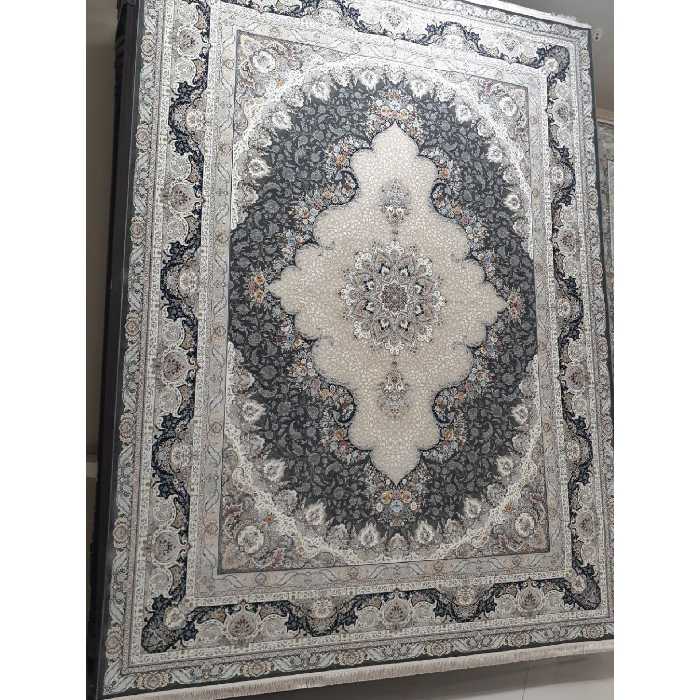 فرش ماشینی 1500 شانه گل برجسته اصل تراکم 4500 طرح سپنتا زمینه ذغالی 12 متری جنس اکرولیک