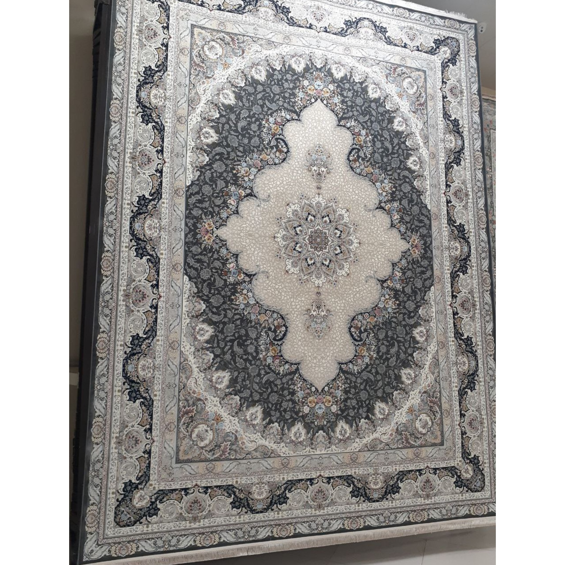 فرش ماشینی 1500 شانه گل برجسته اصل تراکم 4500 طرح سپنتا زمینه ذغالی 12 متری جنس اکرولیک