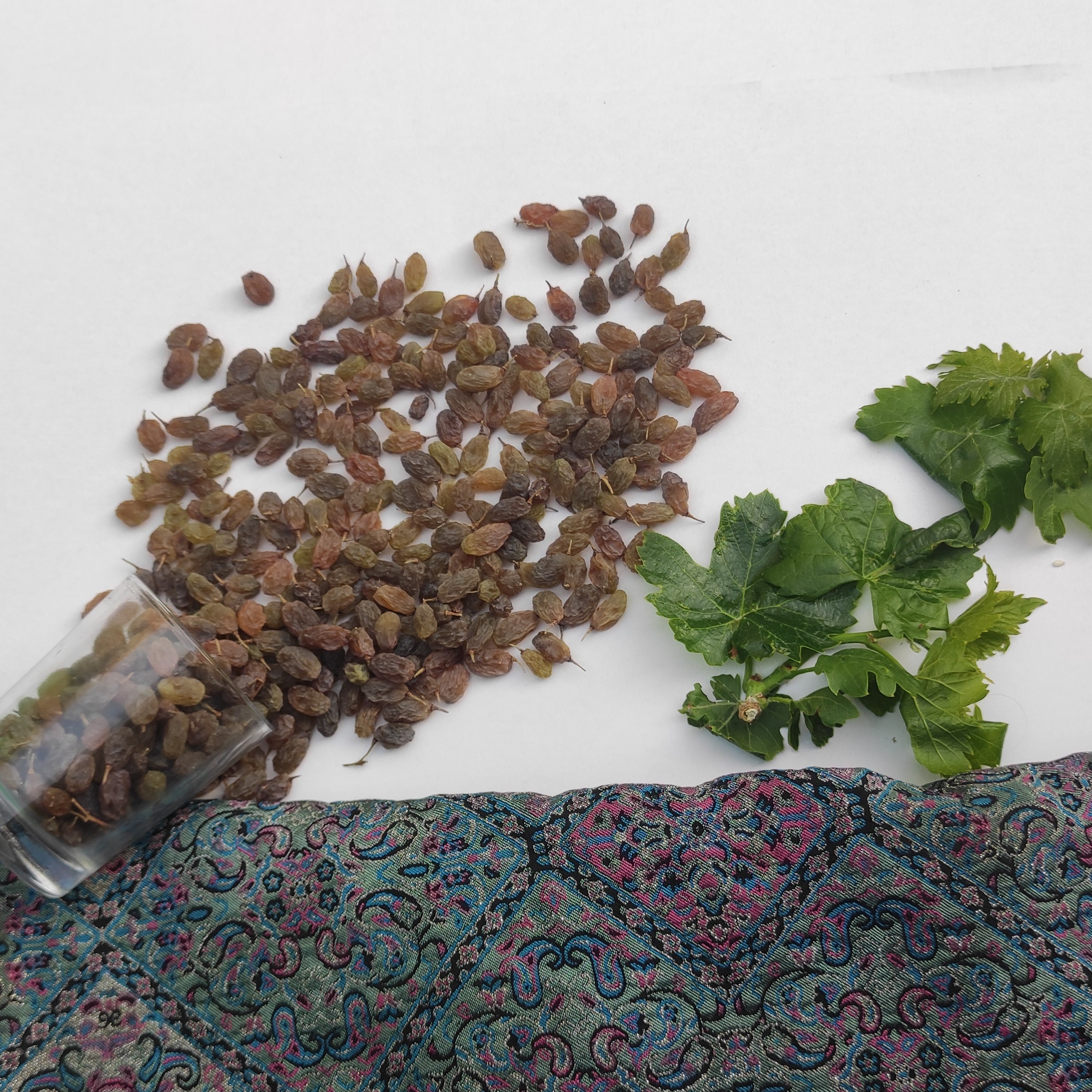 کشمش سبز سایه خشک بدون افزودنی یک کیلویی (پس کرایه)