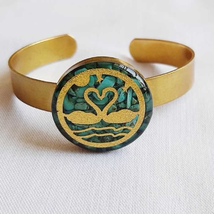 دستبند رزینی با نماد طلایی قو و سنگ فیروزه فری سایز 