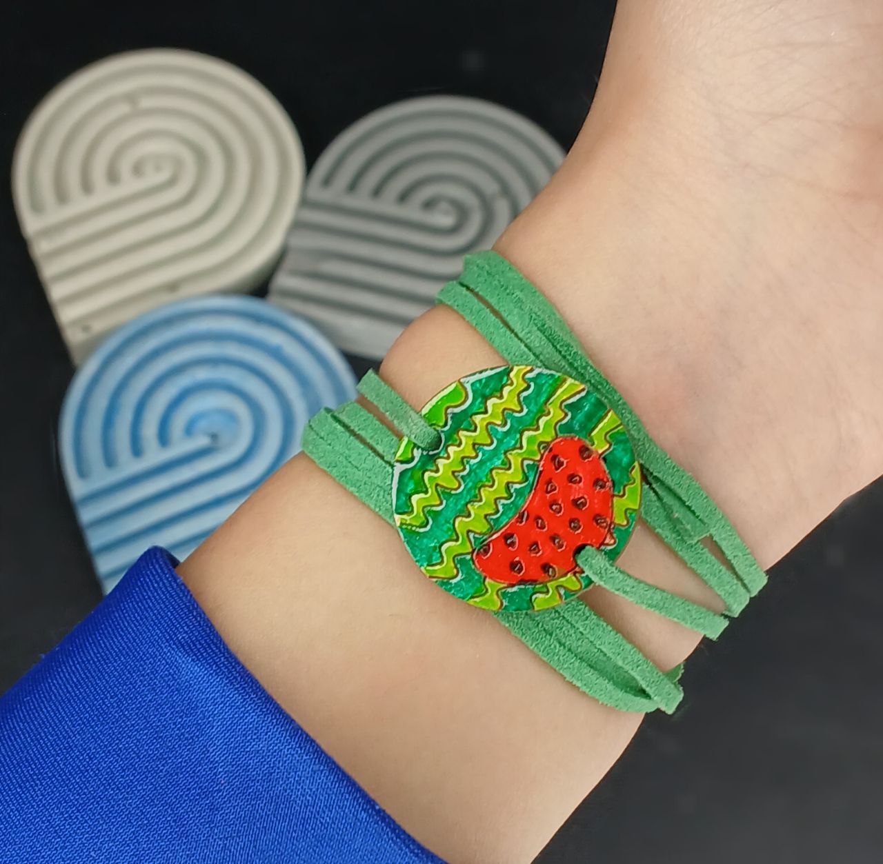 دستبند چوبی یلدایی برجسته رنگ شده با دست