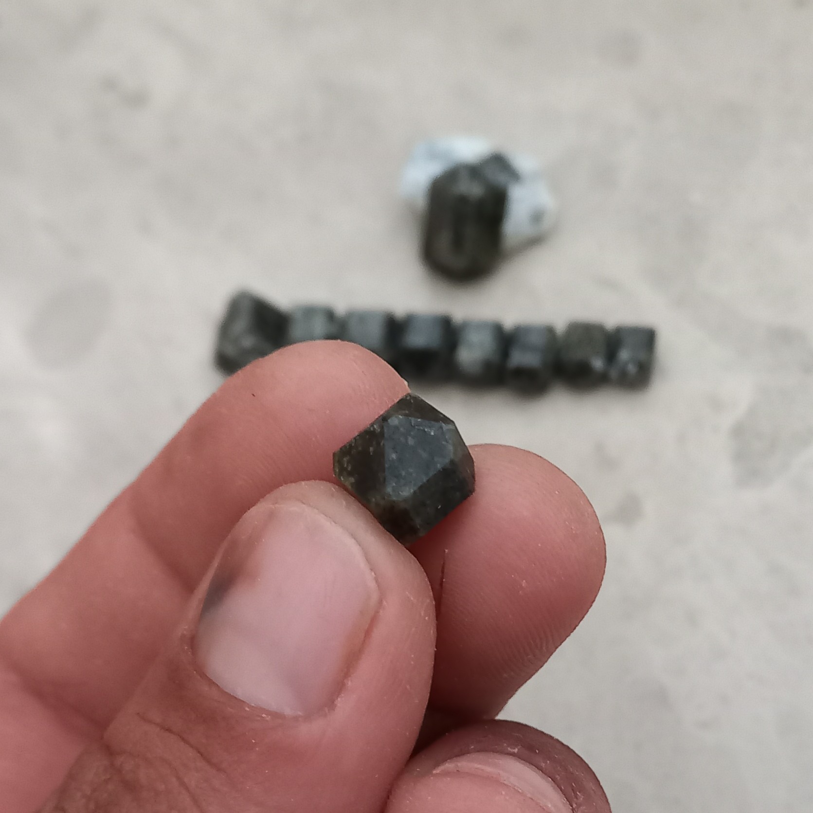 دسته ای از بلورهای زیبا و فوق العاده که منظم اضلاع آن.....طبیعی معدنی افغانستان...از خانواده گارنت سبز