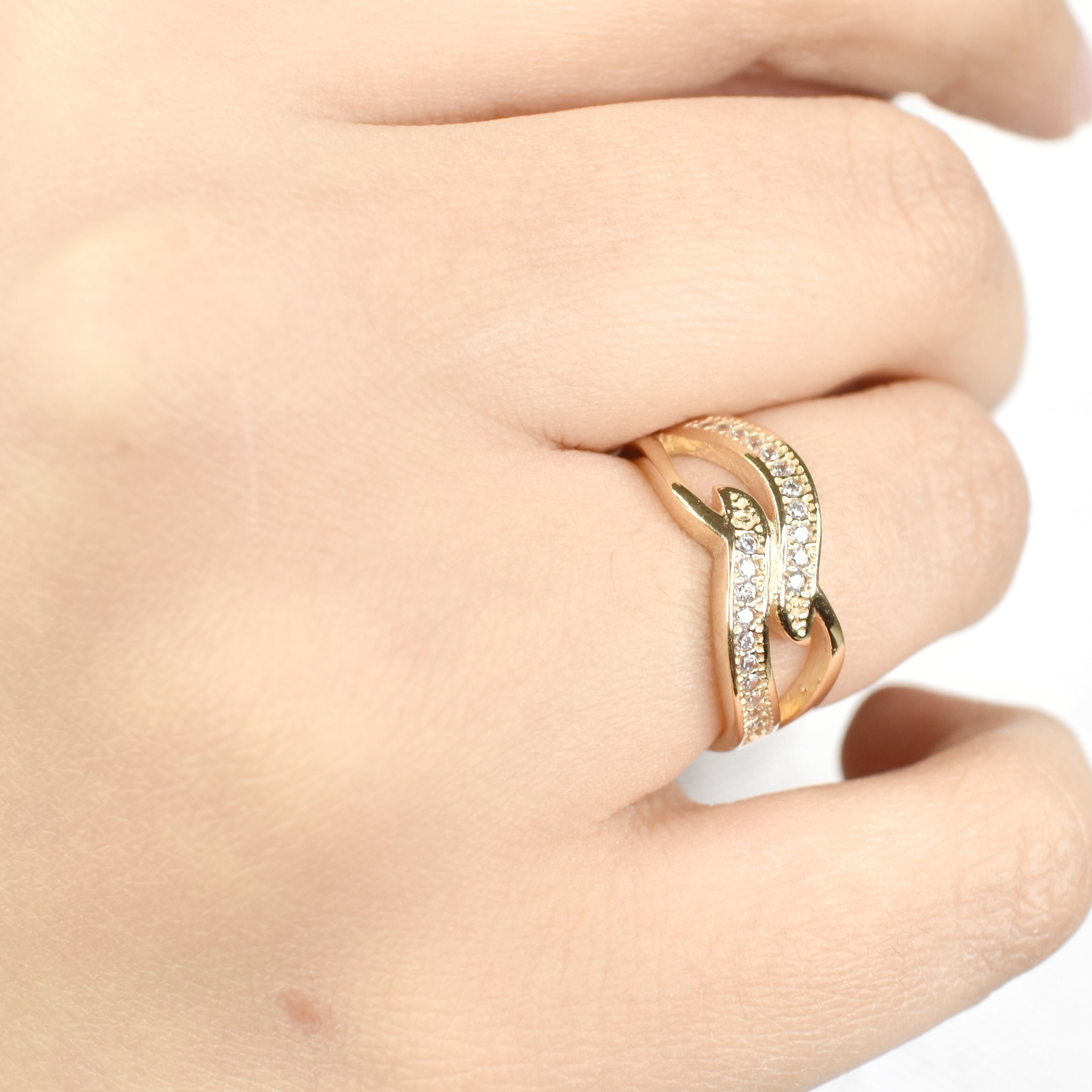 انگشتر طلاروس موج دار با نگین اتمی کد 8857