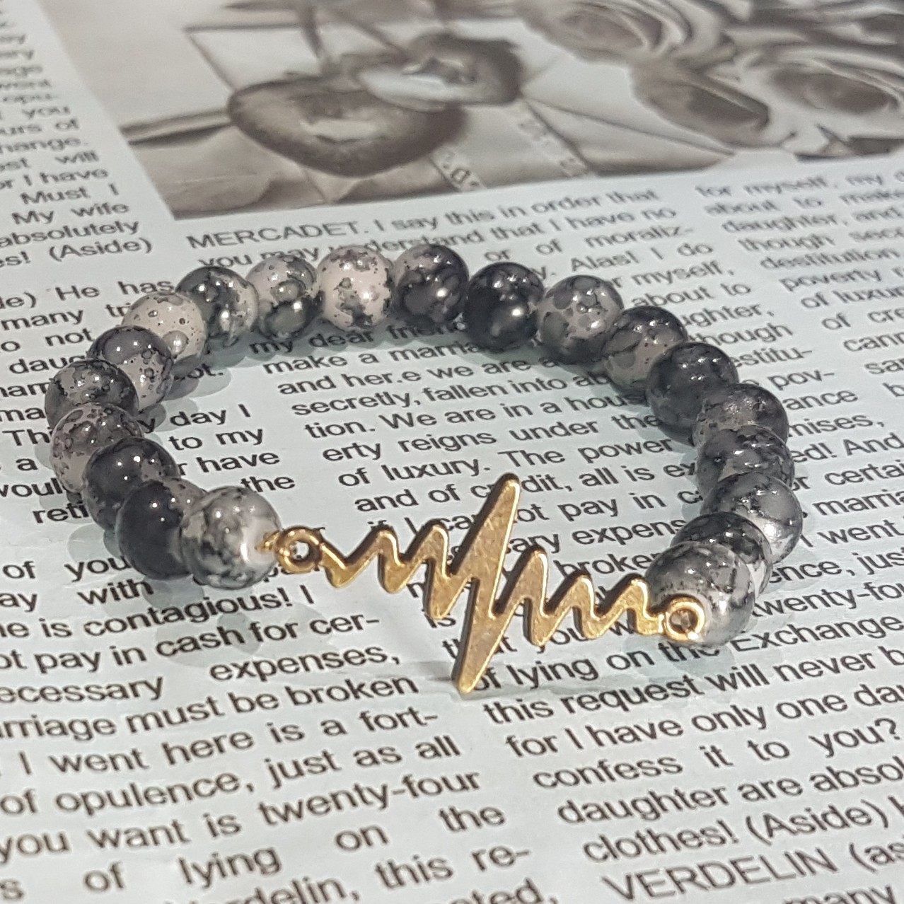 دستبند مردانه و زنانه
ساخته شده از سنگ آبرنگی خاکستری و گره کشویی (فری سایز)