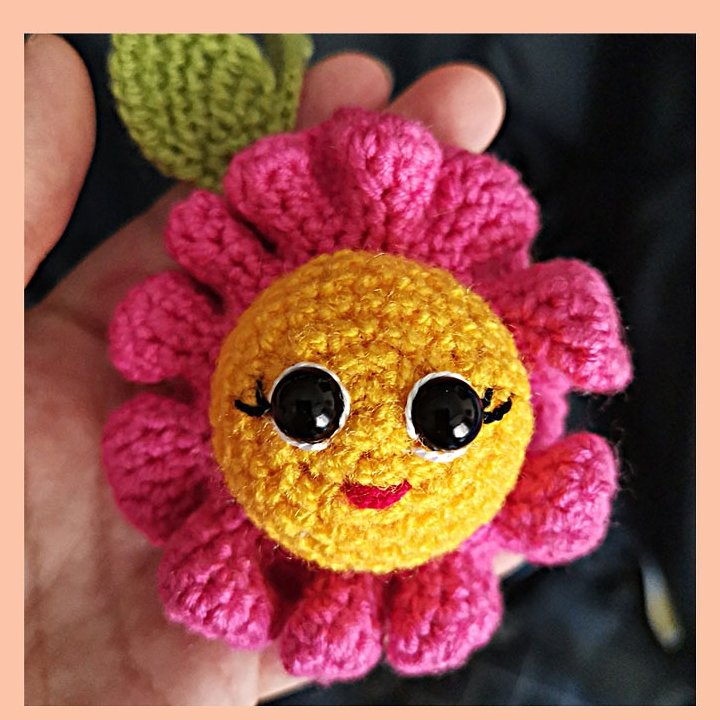 جغجغه قلاب بافی طرح گل آویز کریر و کالسکه نوزاد سبک ضد حساسیت حدود 7 سانتی متر  در رنگهای متنوع و دلخواه شما