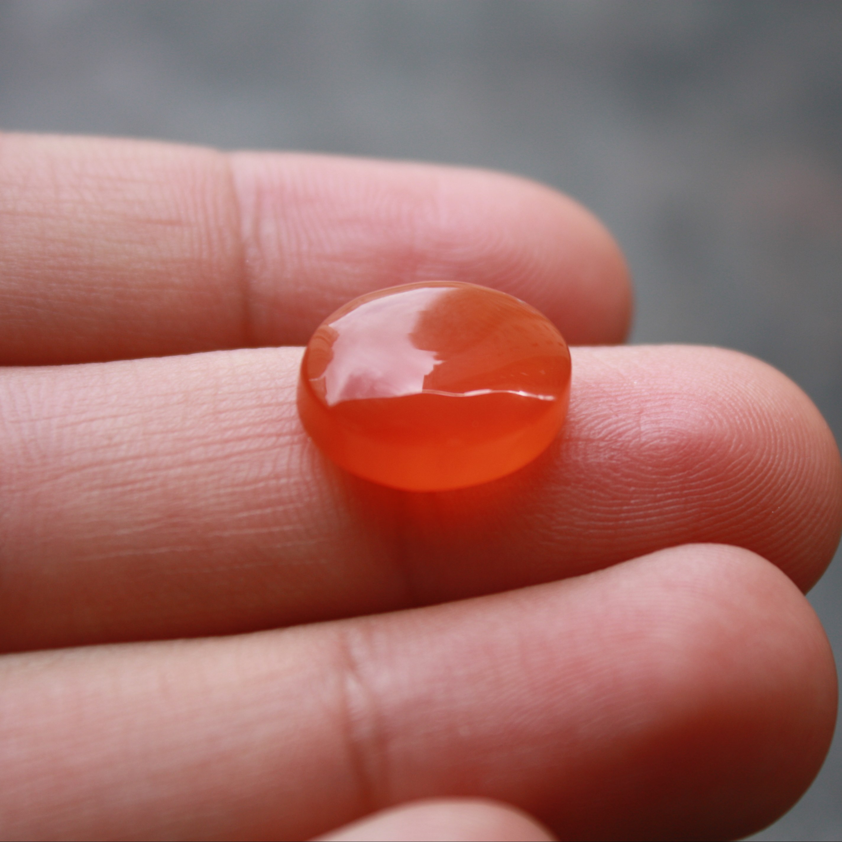 نگین عقیق یمنی اصل و معدنی و طبیعی آبدار و تا حدودی لونه زنبوری کمیاب رنگ پرتغالی  لانه زنبوری یمانی کد 11