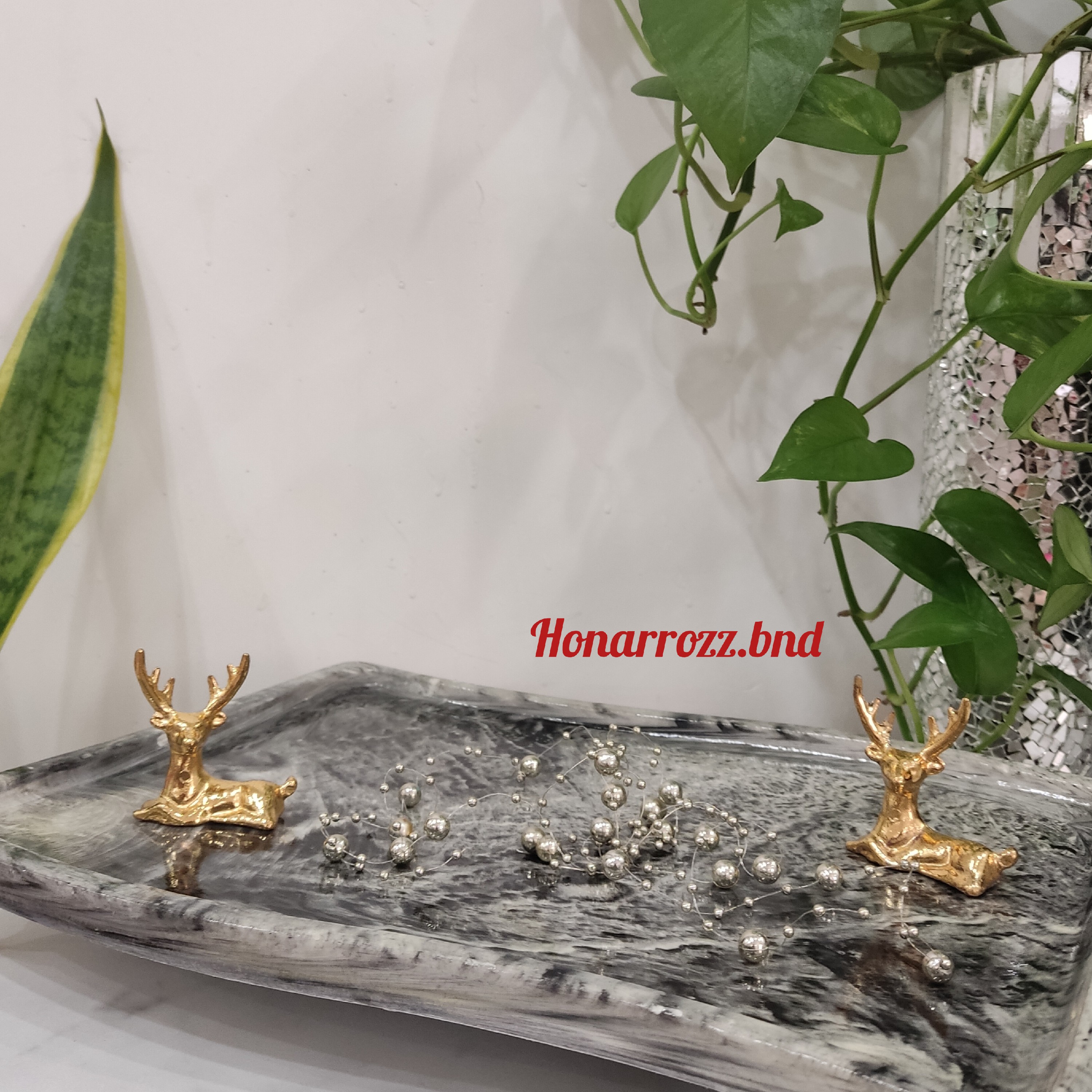 سینی طوسی مشکی موجی شکل جنس سنگی با پایه های طلایی رنگ ثابت