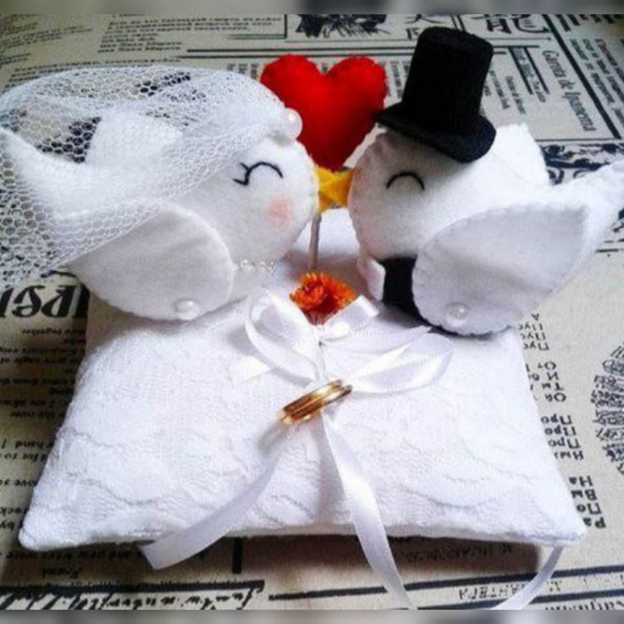 کبوتر ها،عشق را به شما هدیه می دهند(کوسن نمدی محل قرار گیری حلقه عروس و داماد)