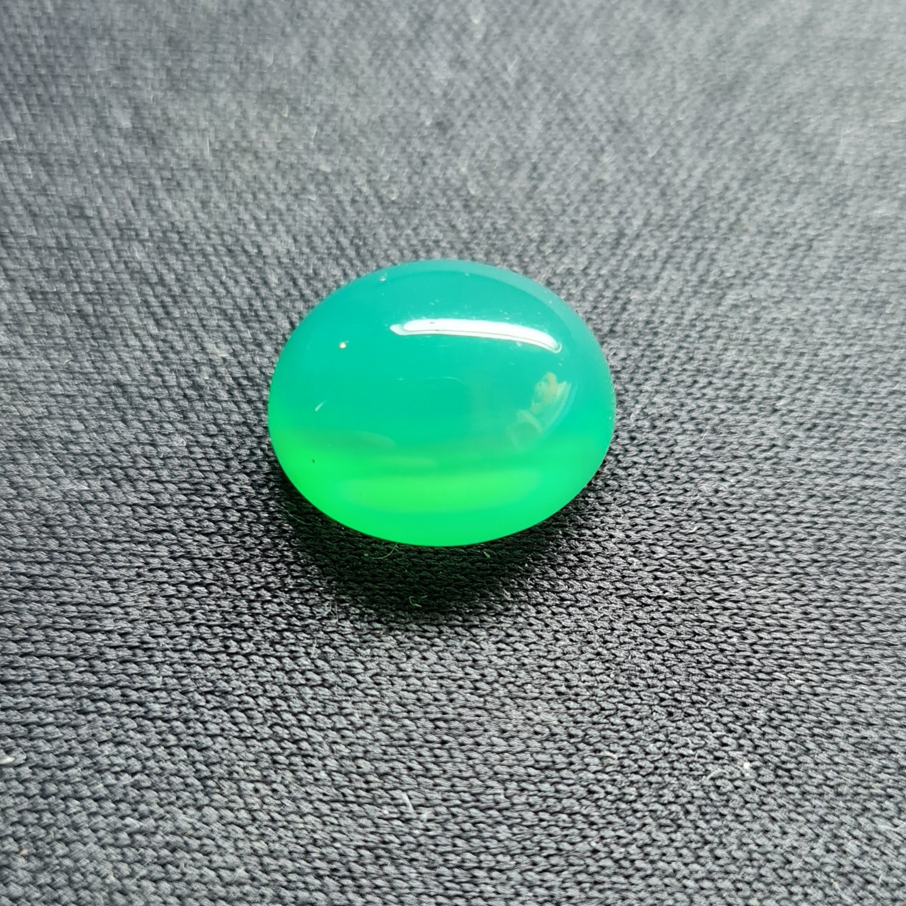 نگین عقیق سبز. مشخصات. طول  1.4 سانتی متر. عرض 1.2 سانتی متر. ارتفاع 0.6 سانتی متر.