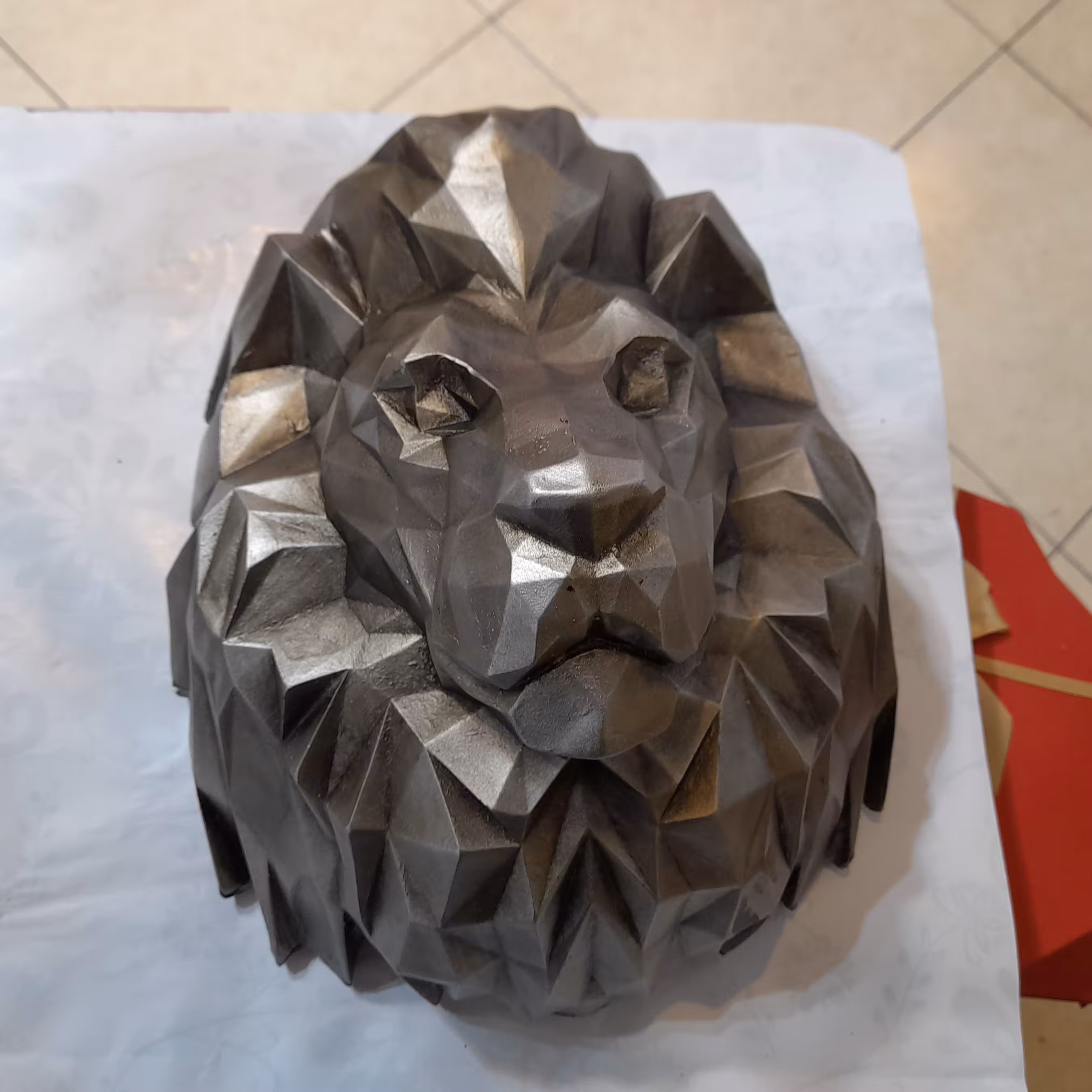 مجسمه دیوارکوب شیر گرافیکی نقره ای ، شیر دیواری پلی استری