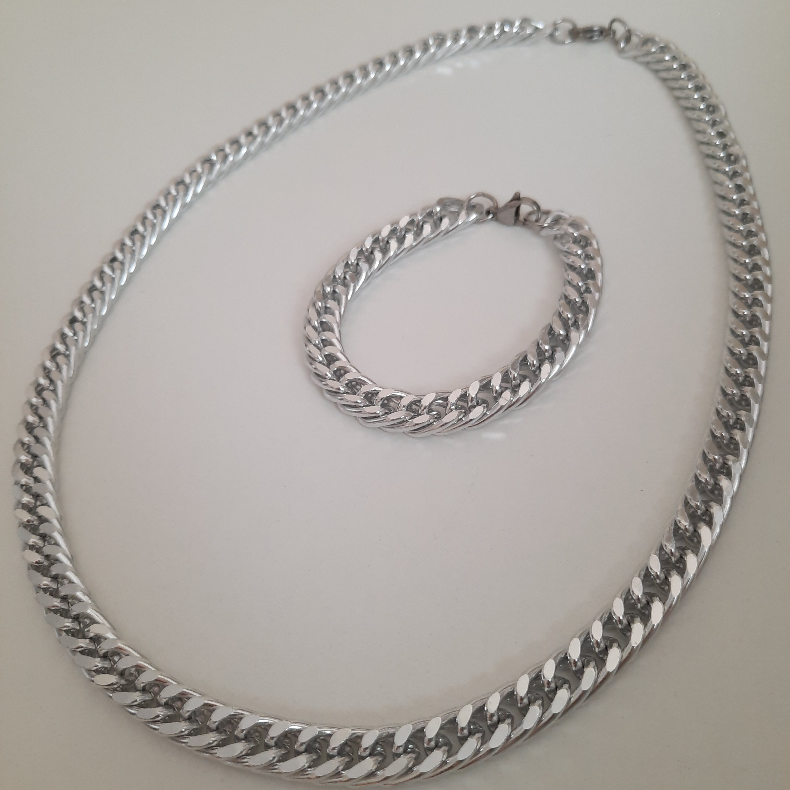 ست گردنبند و دستبند کارتیر دوبل رنگ ثابت 
جنس آلمینیوم