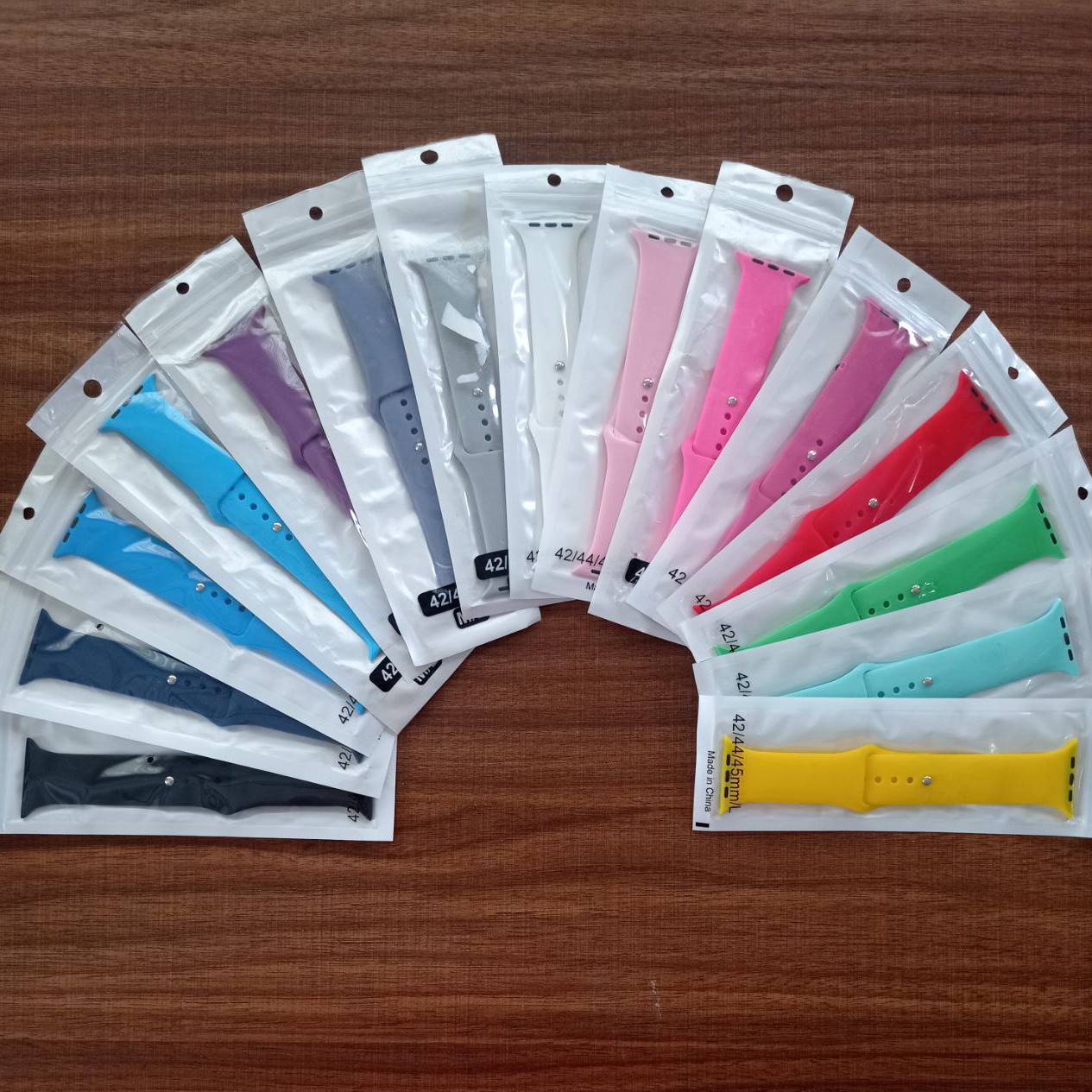 بند واچ سیلیکونی
سایز 42 44 45
کیفیت عالی
تنوع رنگ
تمام رنگهای بالا موجود میباشد

