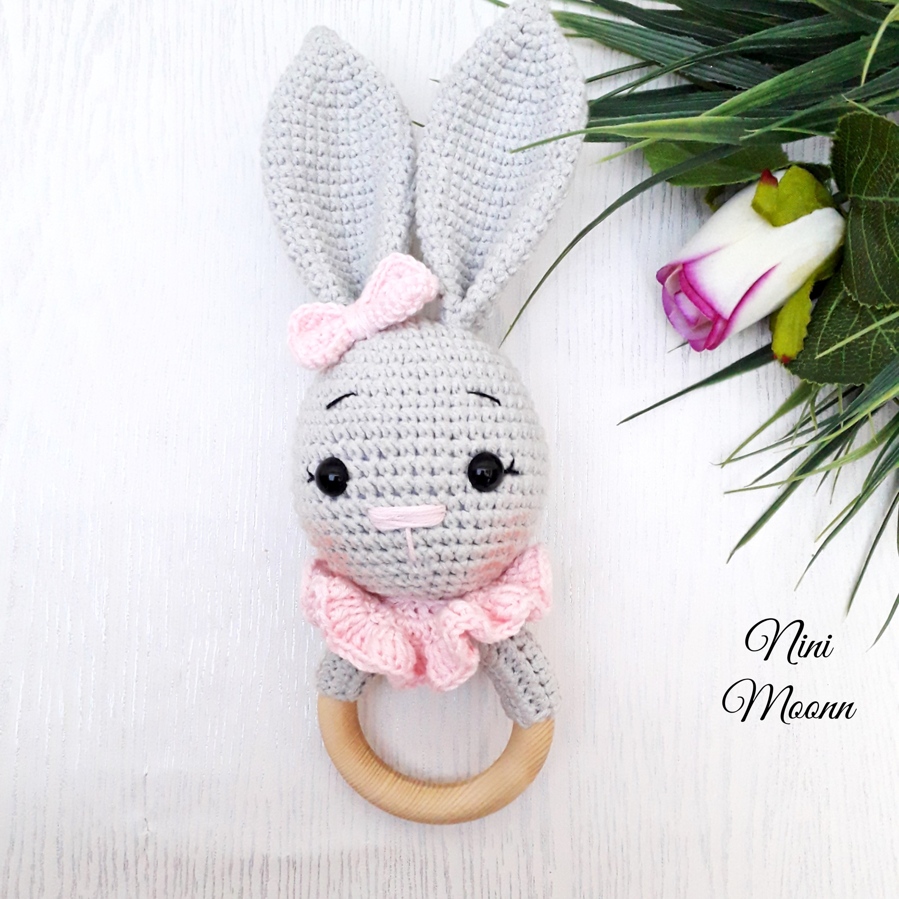 جغجغه خرگوشی رنگ طوسی با. گردنی صورتی بافته شده با کاموا یارن آرت جینز ترک