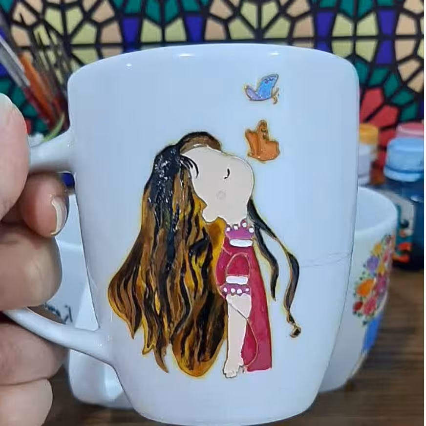 ماگ فانتزی دخترانه طرح ثمین نقاشی با تکنیک ویترای .دوطرف ماگ طراحی شده