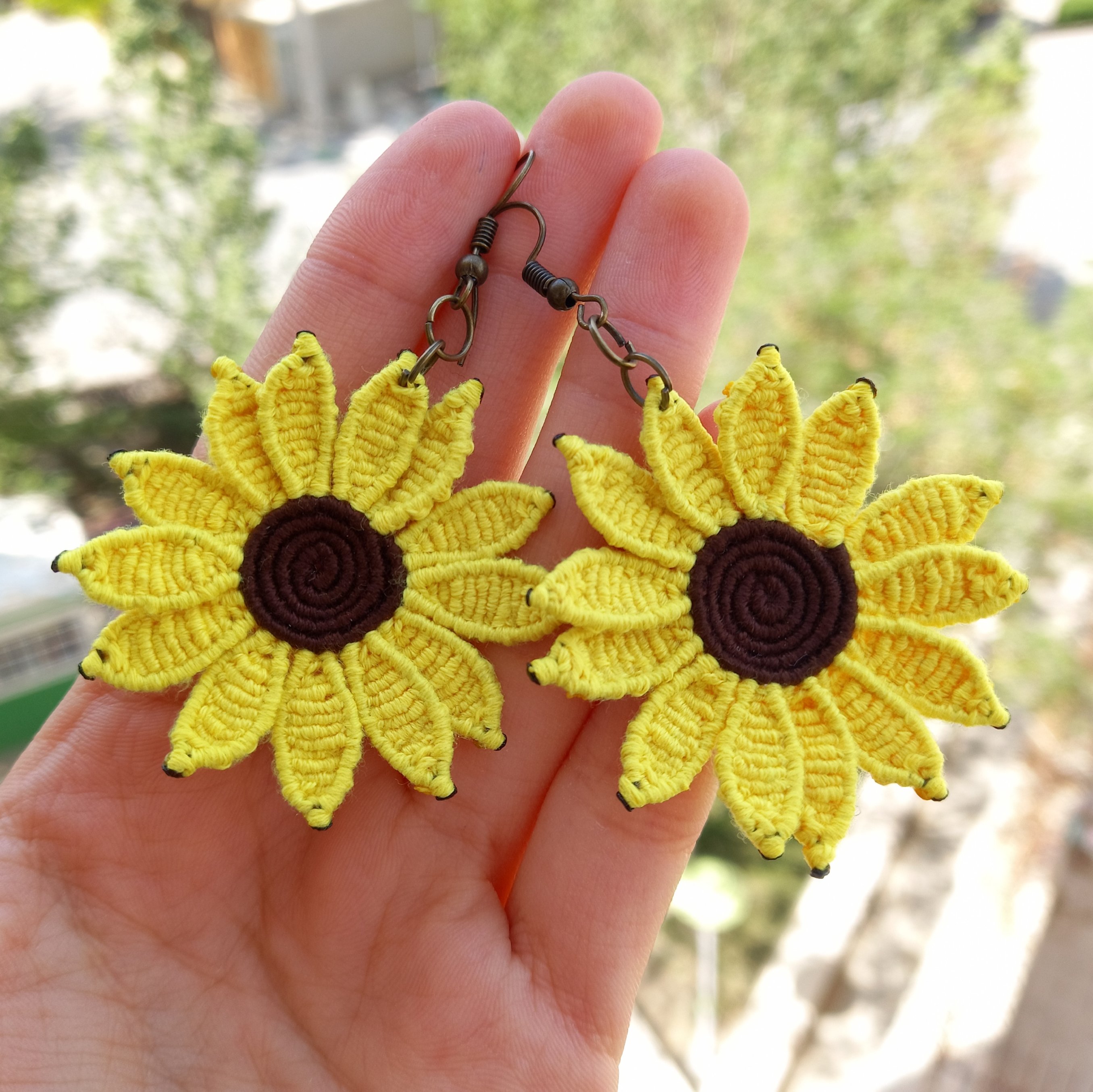 گوشواره مکرومه طرح گل آفتابگردون ( گوشواره آفتابگردان) محصول کاملا دستساز تیم گوزن آبی با ارسال رایگان