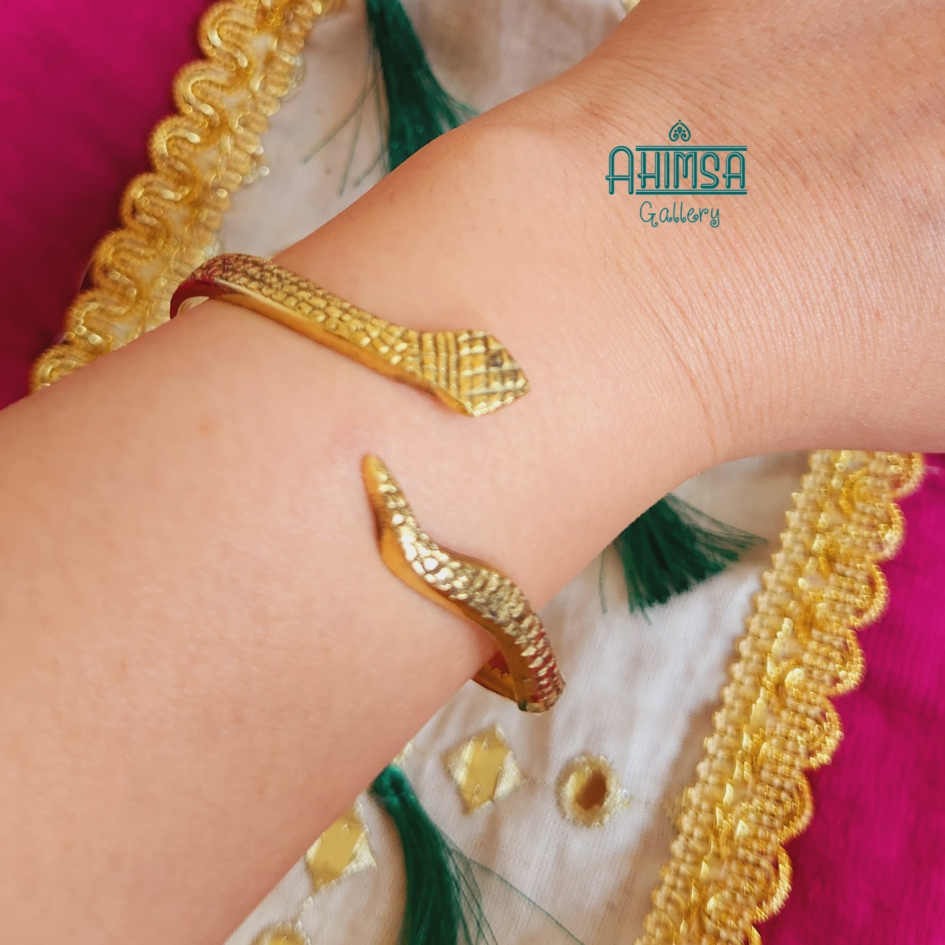 دستبند هندی طرح مار
جنس برنجی رنگ ثابت