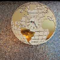 ساعت دیواری چوبی  طرح سه بعدی  برجسته کره زمین ترکیب چوب ومولتی استایل طلایی آینه ای سایز 50سانت