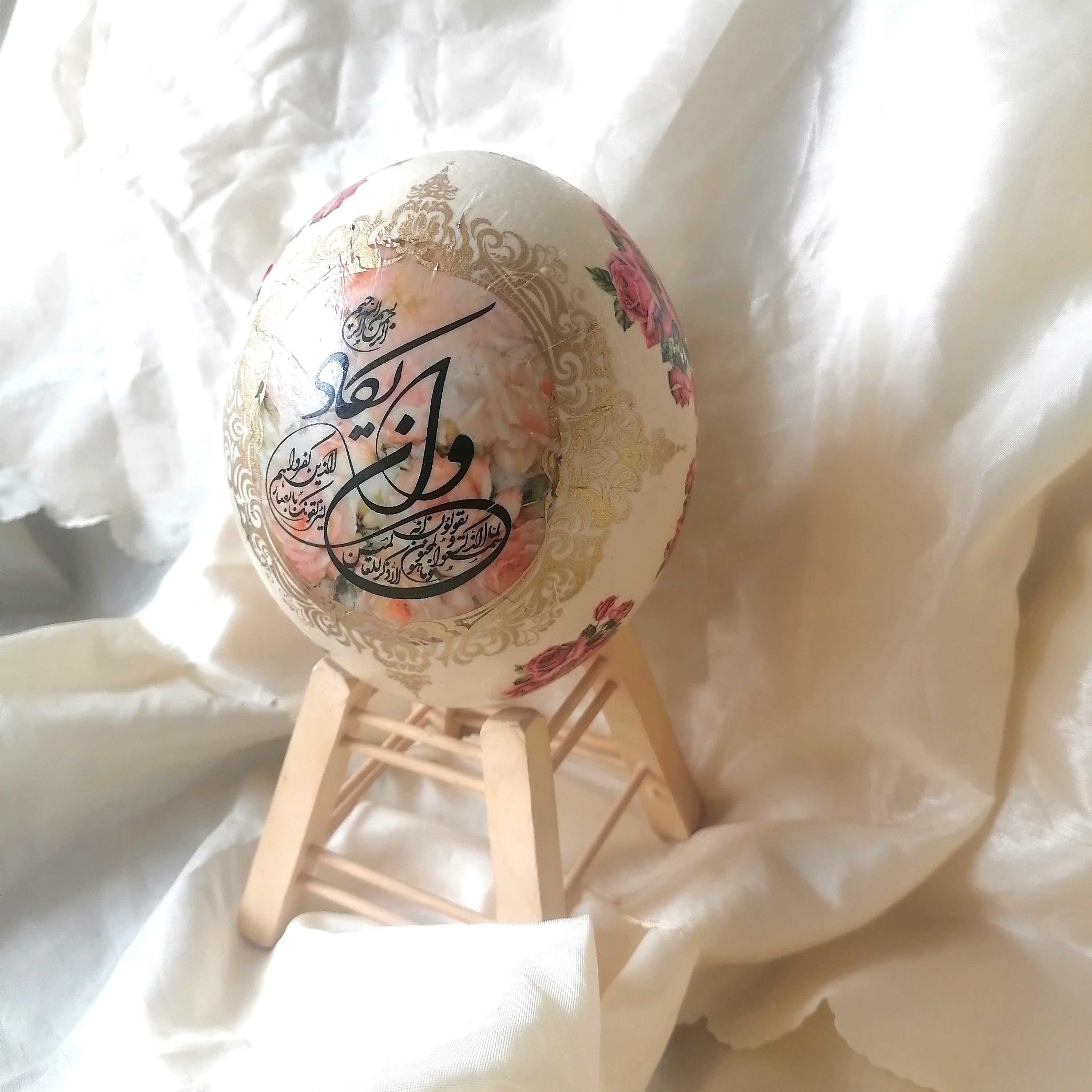 تخم شترمرغ با دکوپاژ دعای  و ان یکاد  و گل رز  دکوری خاص