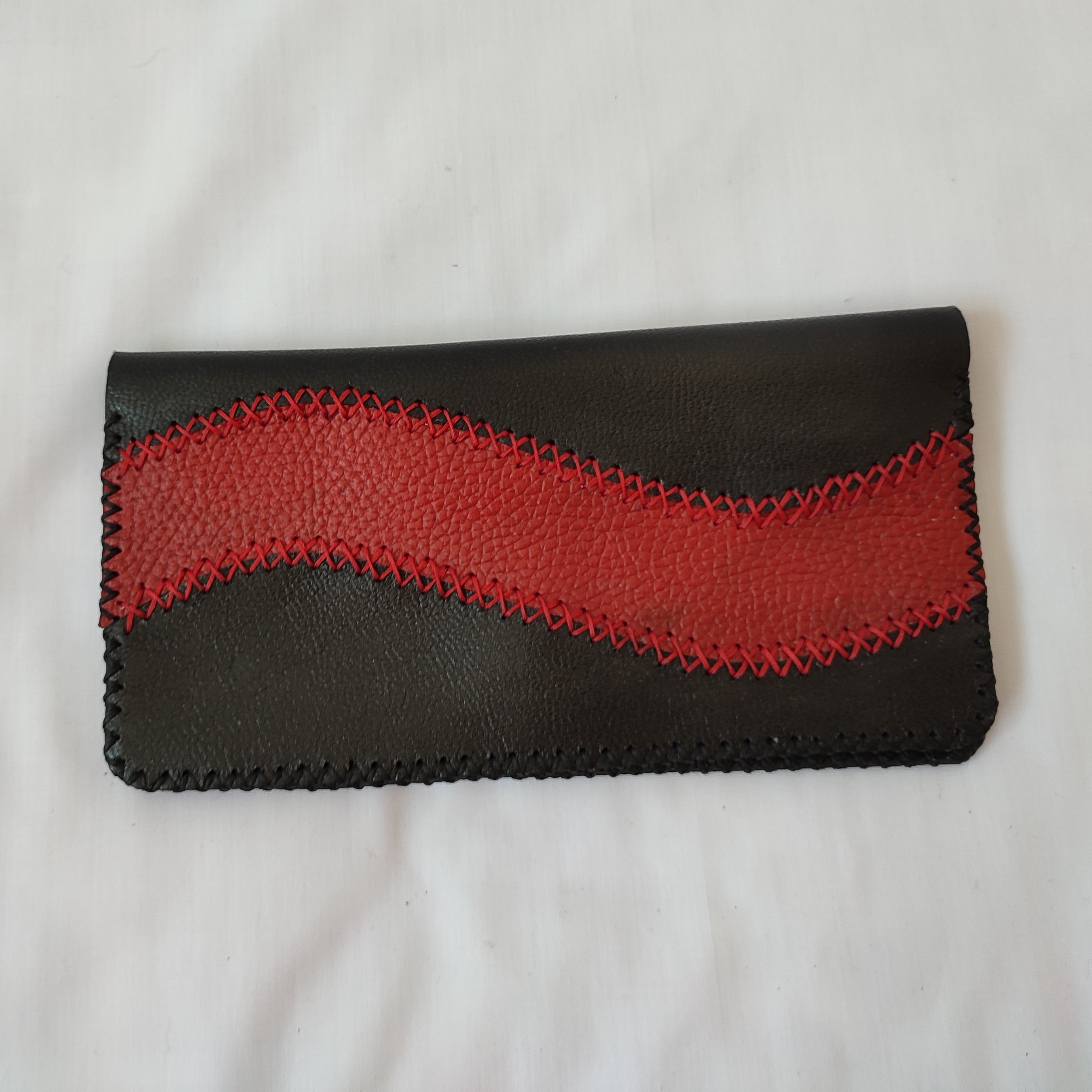 کیف پول چرم طبیعی بزی قرمز  طرح دار( دستدوز تکه دوزی شده)