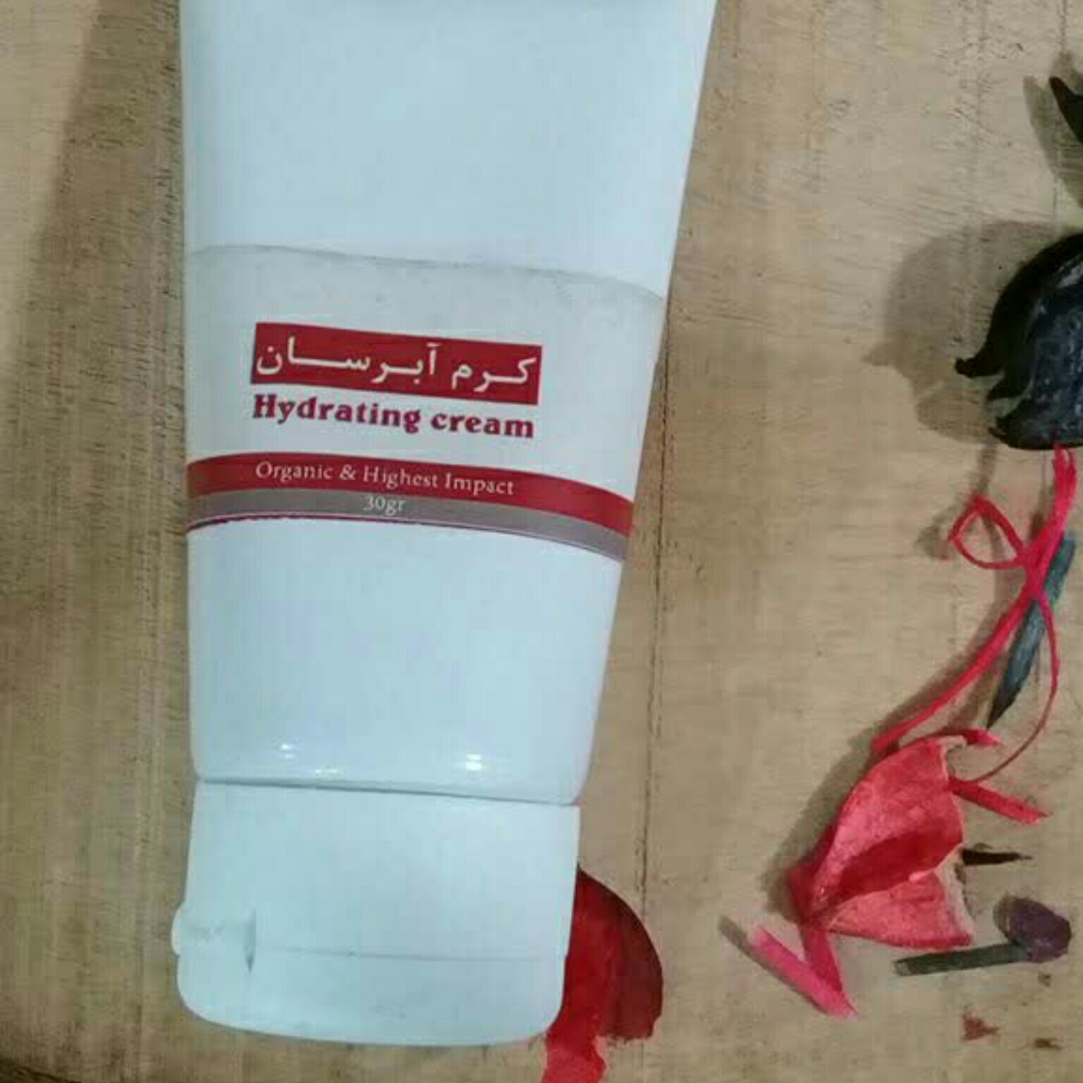 کرم آبرسان قوی ترکیبات عالی برای آبرسانی وجوانی پوست