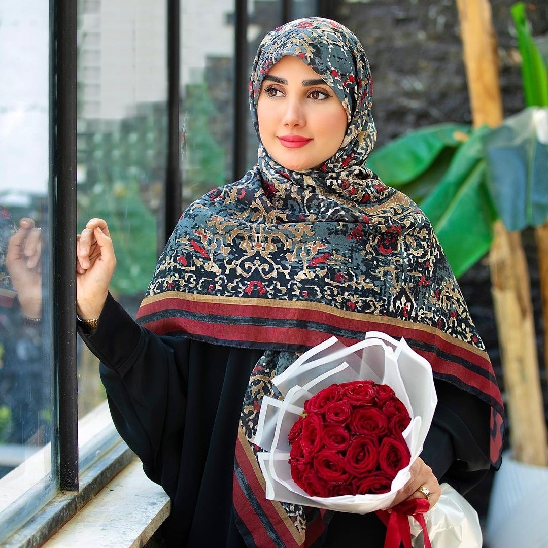 روسری سنتی قرمز رنگ