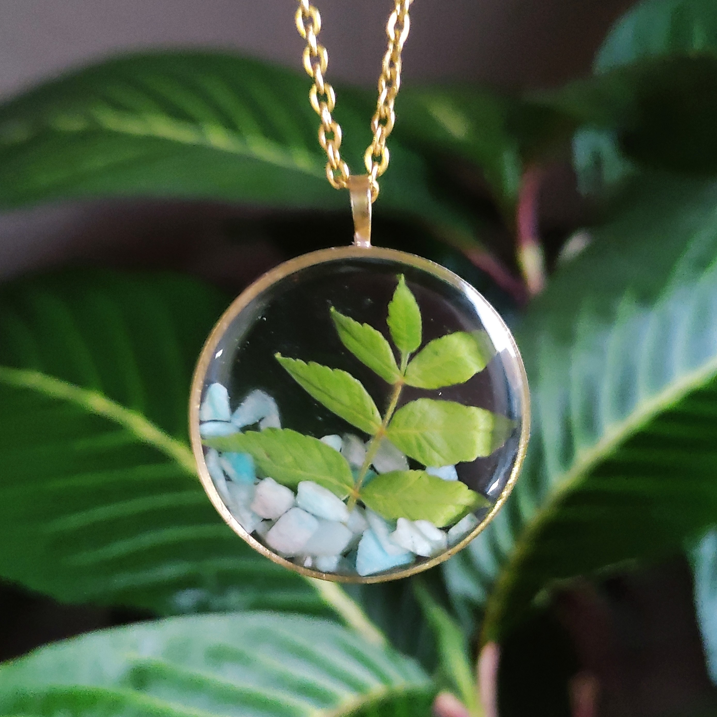 گردنبند رزینی برگ طبیعی و سنگ آمازونیت