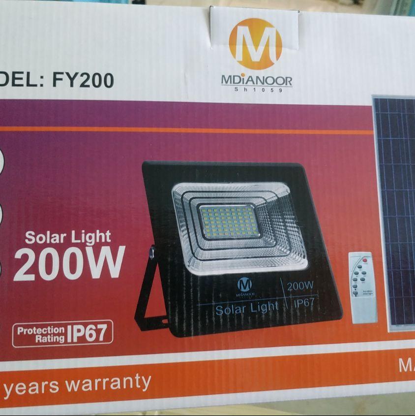 پروژکتور 200 وات خورشیدی بدنه پلاستیک ساخت کشور چین دارای کنترل برای تنظیم نور