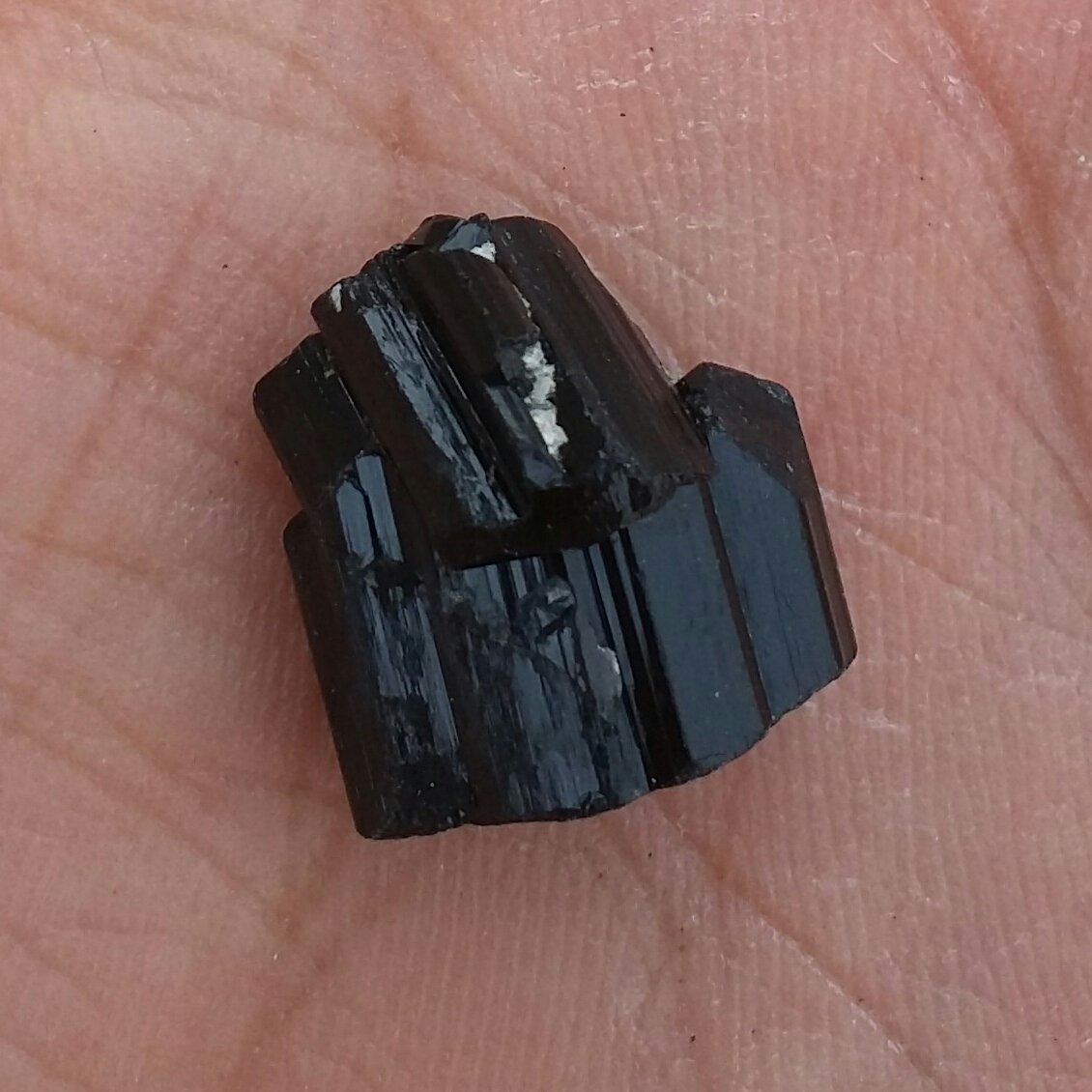 سنگ راف تورمالین شرول ریز  و خااص وارداتی ارزشمند شاهکار خلقت 100درصد طبیعی مناسب جهت کلکسیون و ساخت نگین کد 9520