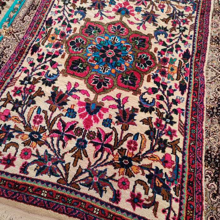 فرش دستبافت یک متری طرح گل کد SH 75