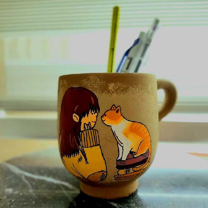 لیوان سفالی جامدادی رو میزی رومیزی دکور شیک کادو دکوری  حس خوب دخترانه هدیه باکس صنایع دستی نقاشی 